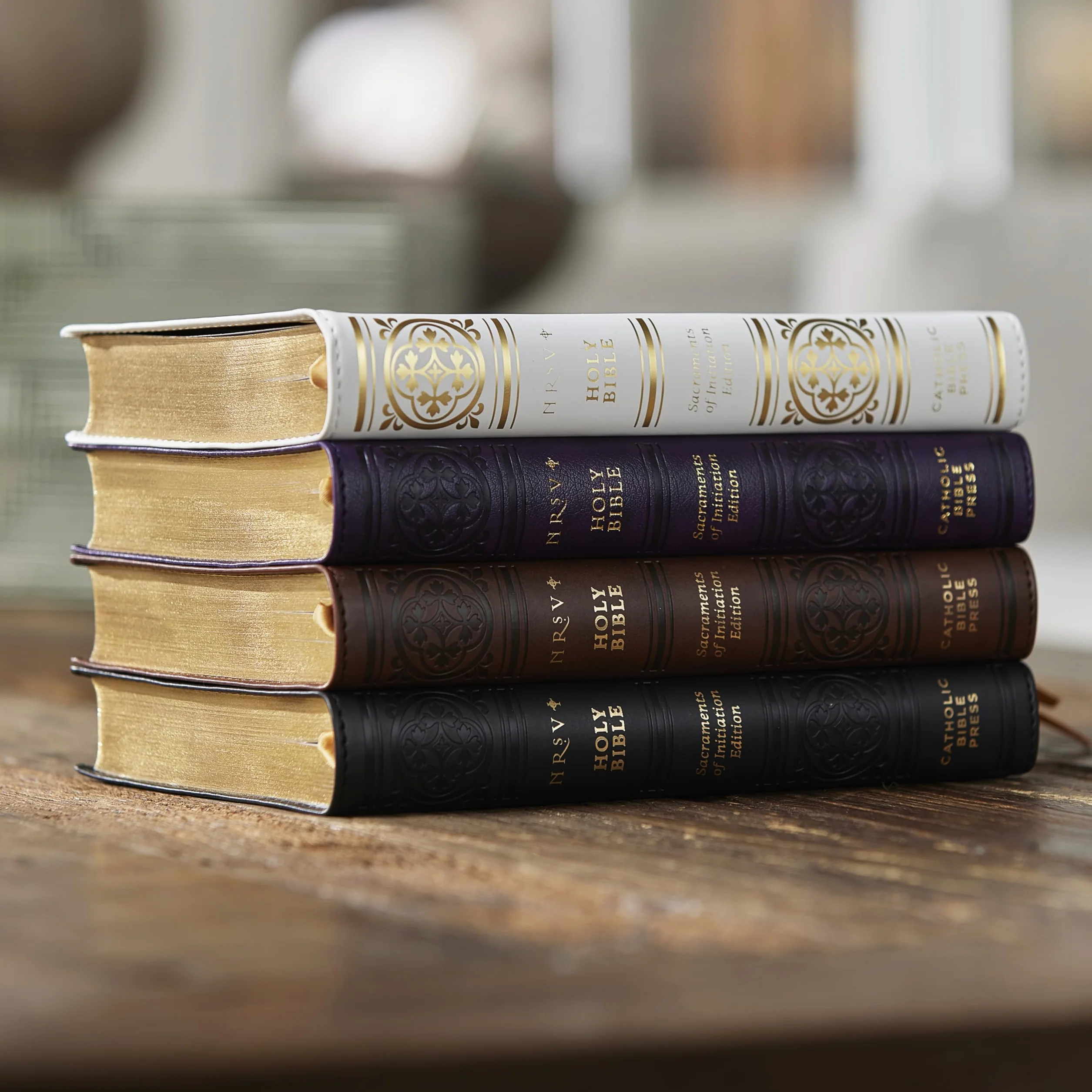 Nrsvce Sacraments of Initiation Catholic Bible, White Leathersoft, Comfort Print: New Revised Standard Version, White, Leathersoft, Catholic Commemorative Edition, Anglicised Text