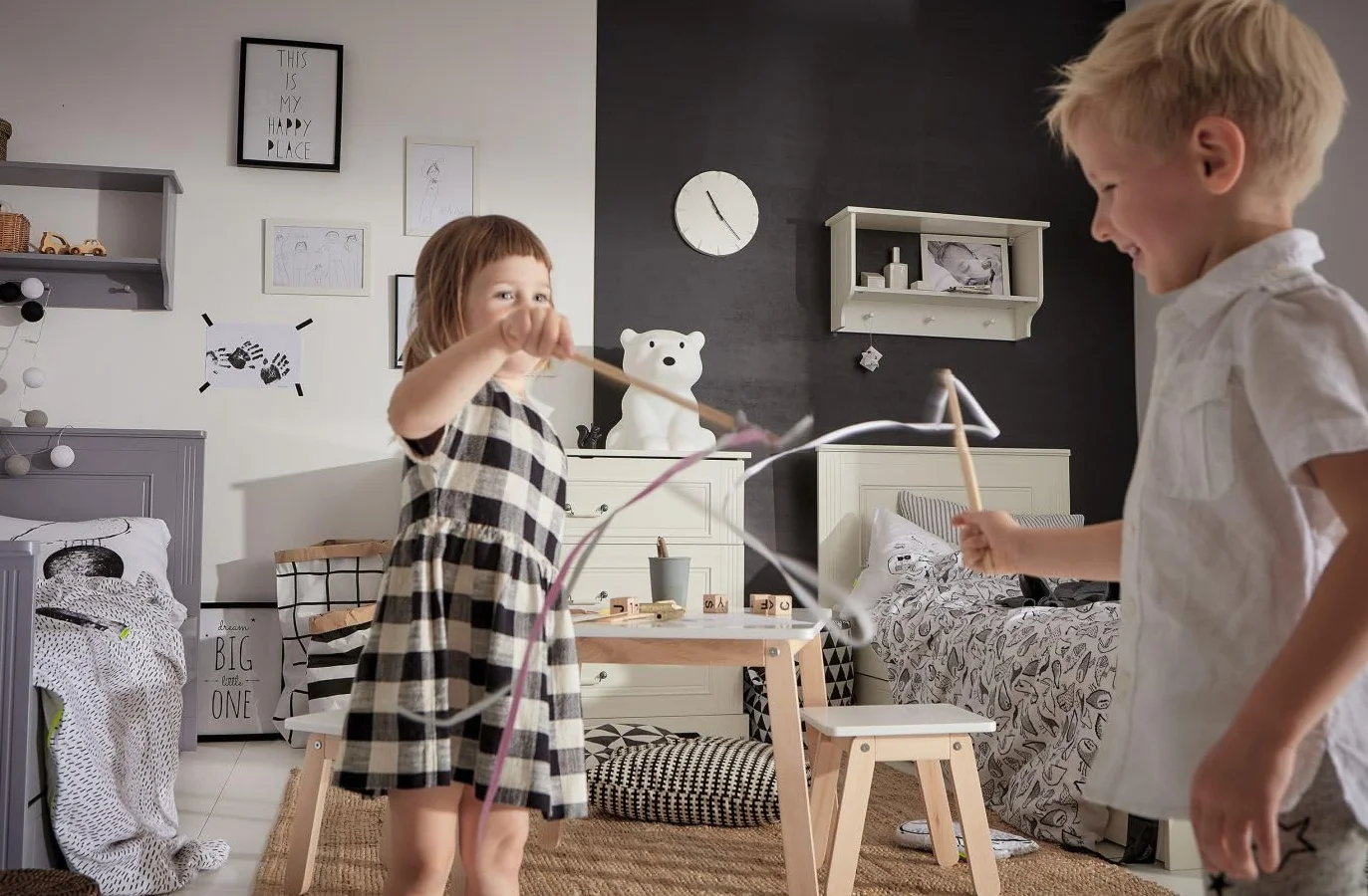 BELLAMY, Ines półka I Biała półka ścienna | Półka ścienna | Montessori | Przechowywanie | Regał do pokoju dziecięcego I Półka do pokoju dziecka I Półka z wieszakami I Styl klasyczny (elegant white)