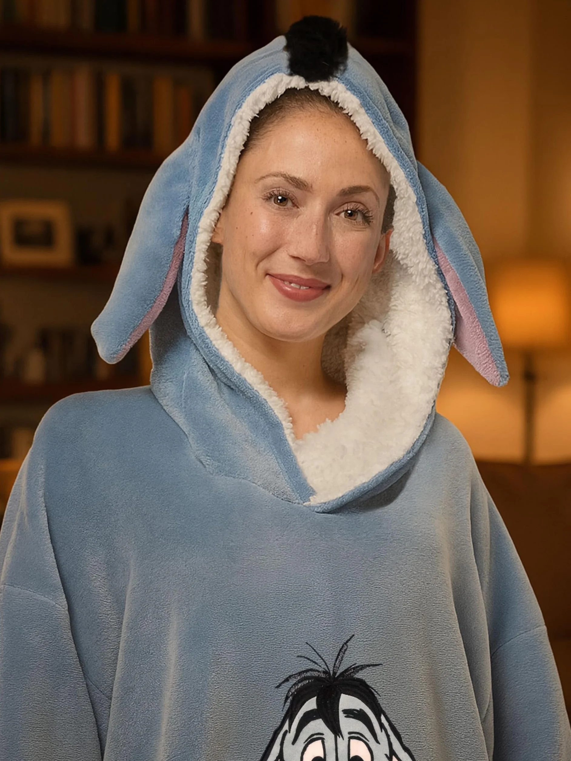 United Labels Disney I-Aah Osioł koc z kapturem oversize z rękawami i kapturem dla kobiet, niebieski, przytulny koc z kapturem rozmiar uniwersalny, pluszowy koc z kapturem