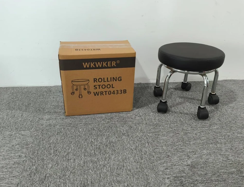 WKWKER Mały stołek do toczenia PU Skórzane siedzenie rolkowe 360 ° Obrotowe niskie okrągłe stołki z uniwersalnymi kółkami do masażu domowego Ogród Biuro Garaż Sklep Fitness Sport, H: 31.5cm (czarny)