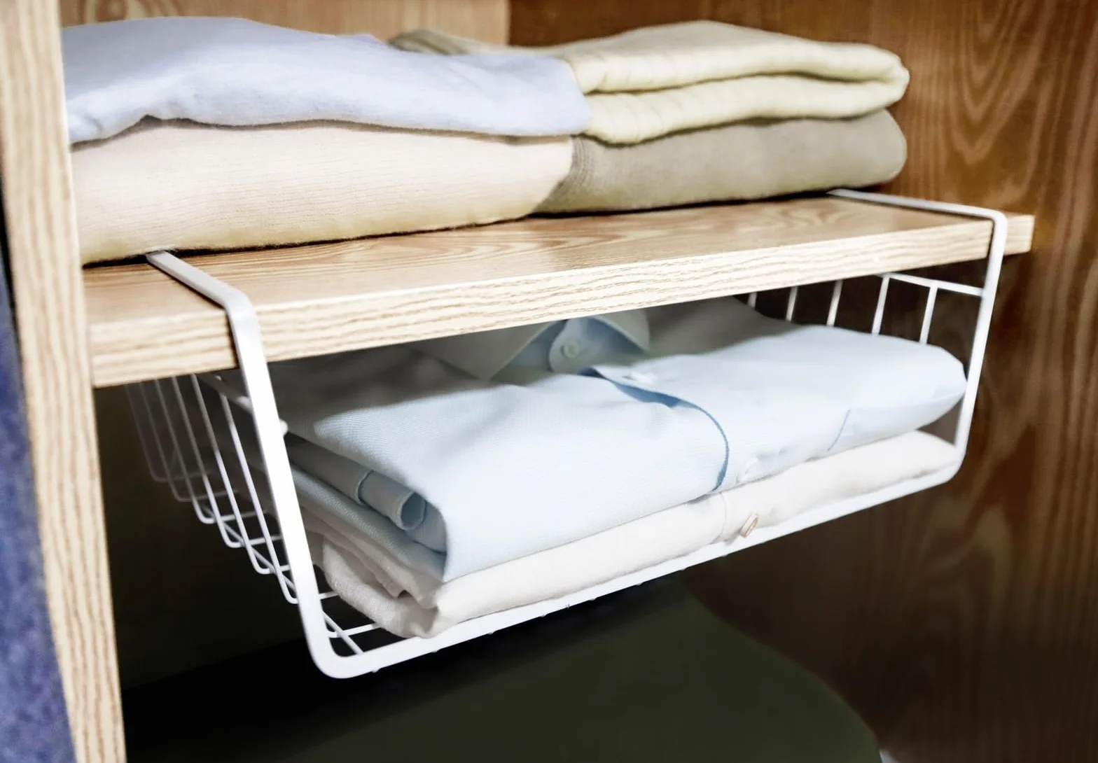 WELLGRO Zestaw 2 koszy do zawieszania z metalu – ok. 41 x 25 x 14 cm (dł. x szer. x wys.) – stwórz dodatkowe miejsce – kolor biały