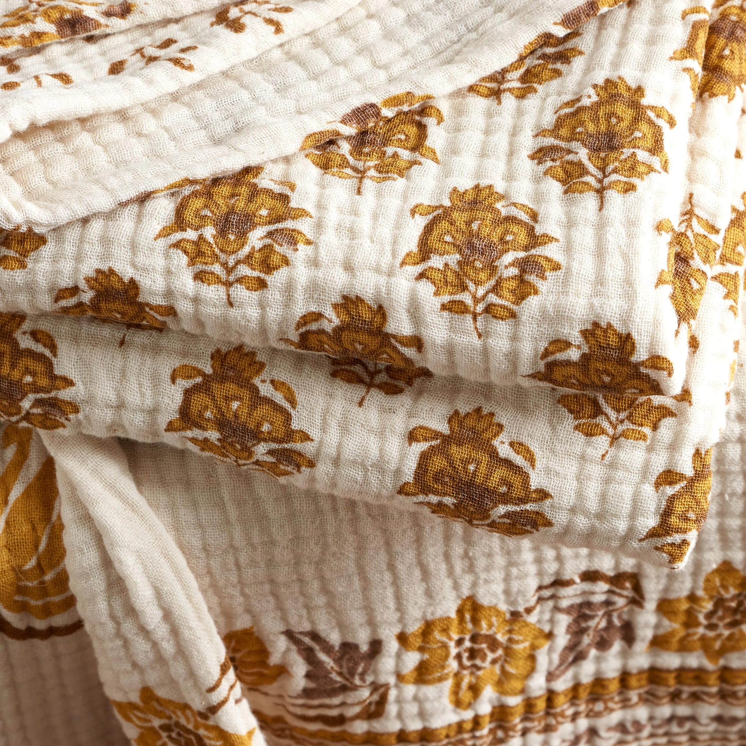 Pineapple Elephant Ines Floral Cotton Matelassé 130 x 170 cm Narzuta Żółta