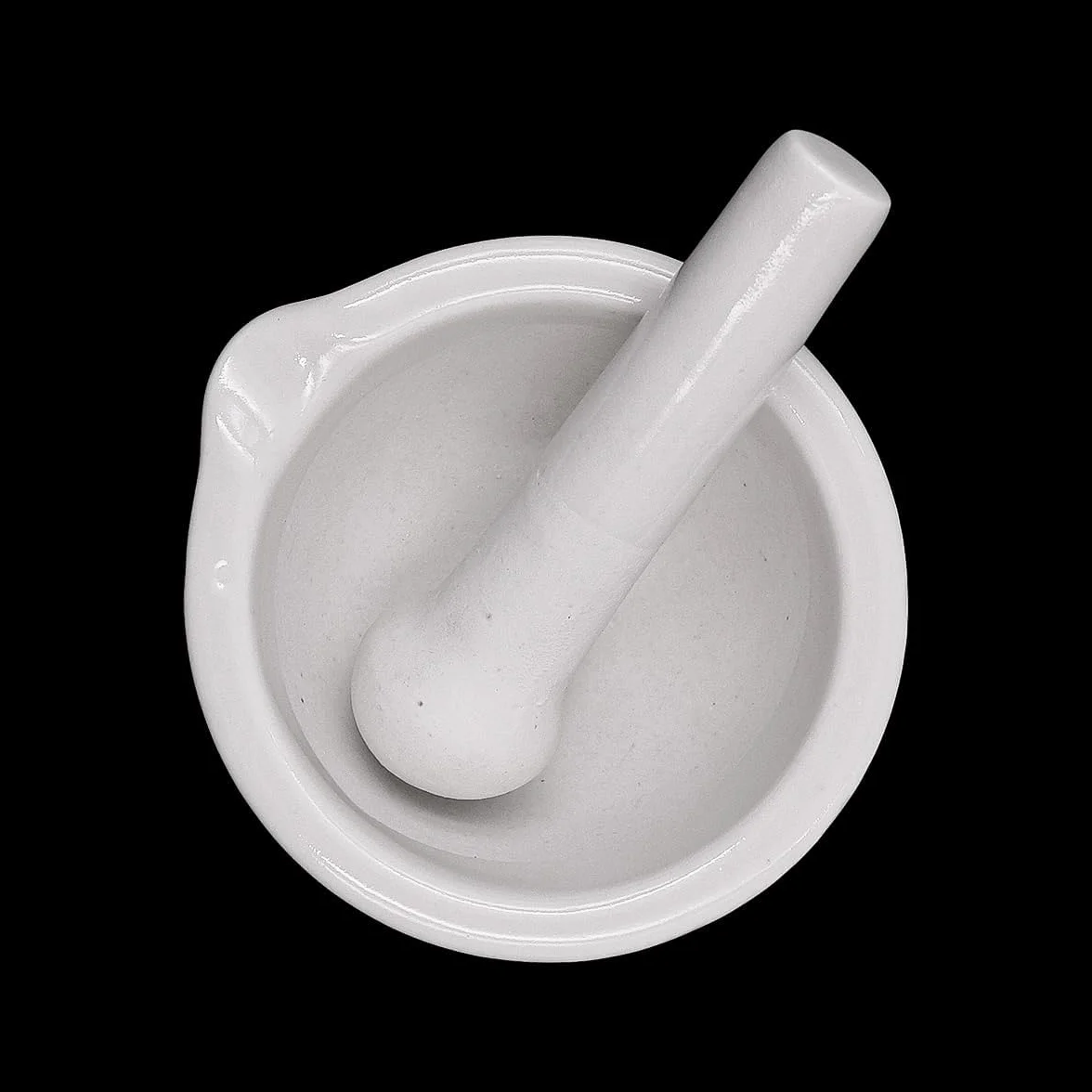 Biały mini zestaw tłuczków i moździerzy. Mały i kompaktowy porcelanowy moździerz i tłuczek o średnicy 8 cm, narzędzie kuchenne do mielenia przypraw