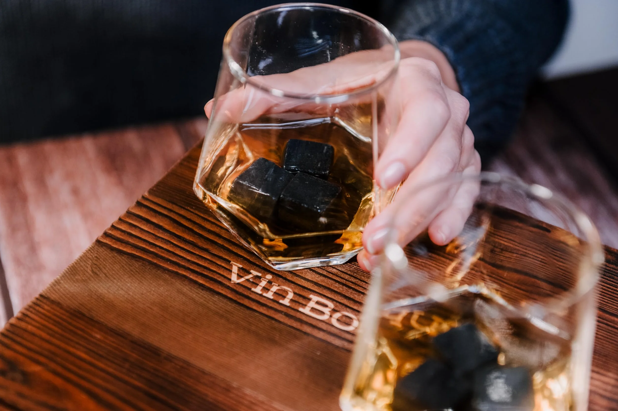 Vin Bouquet FIA 1366 zestaw do whisky drewniane pudełko z kamieniami chłodzącymi i szklankami akcesoria do whisky prezent
