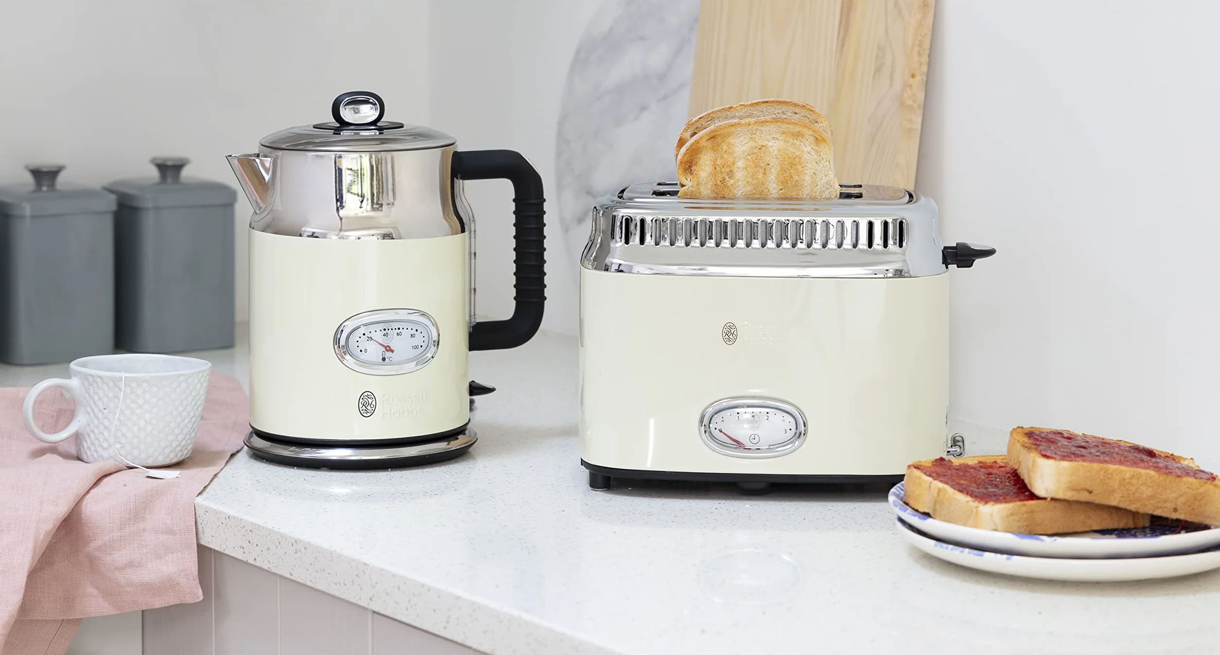 Russell Hobbs toster, szerokie otwory, regulacja stopnia pieczenia, funkcja podnoszenia tostów, funkcja rozmrażania, wskaźnik temperatury, tacka na okruchy, moc 1300W, kremowy, Retro Vintage 21682-56
