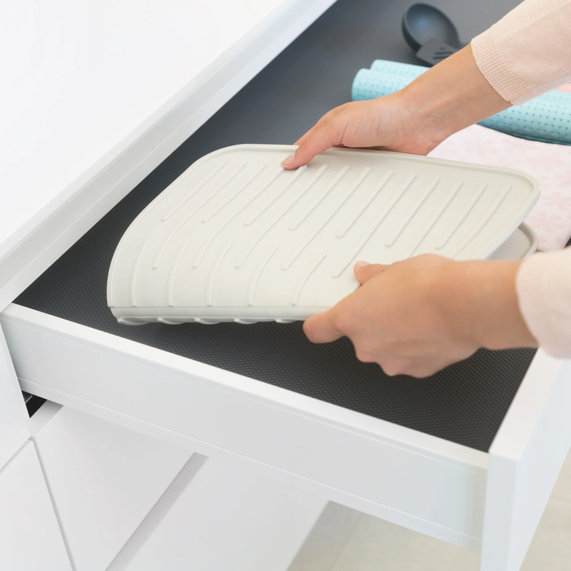 Brabantia Silikonowa mata do suszenia naczyń Jasny Szary