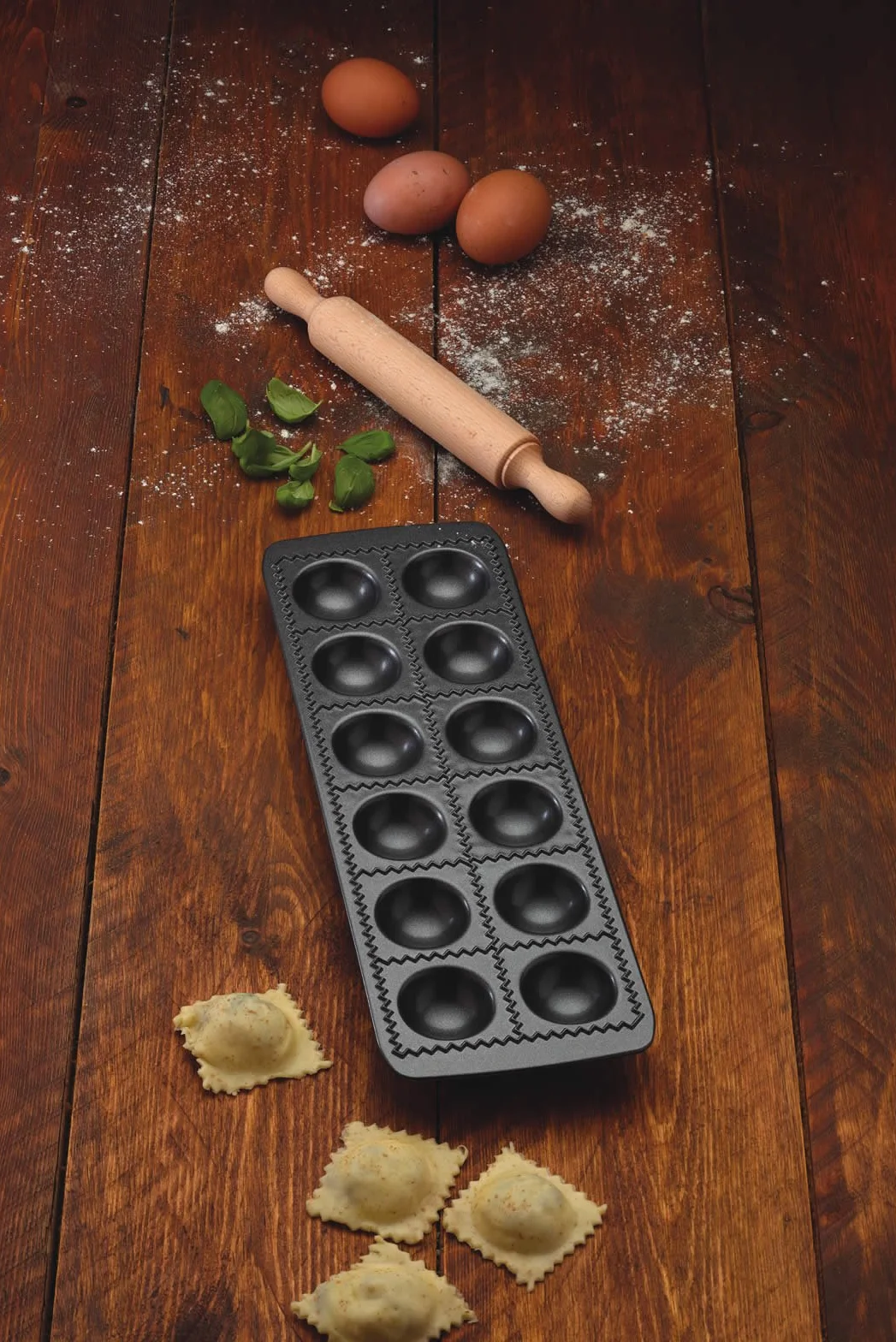 KitchenCraft Foremka do Ravioli World of Flavours, 12 Otworów, Wałek, Stal Węglowa – Kolor Czarny