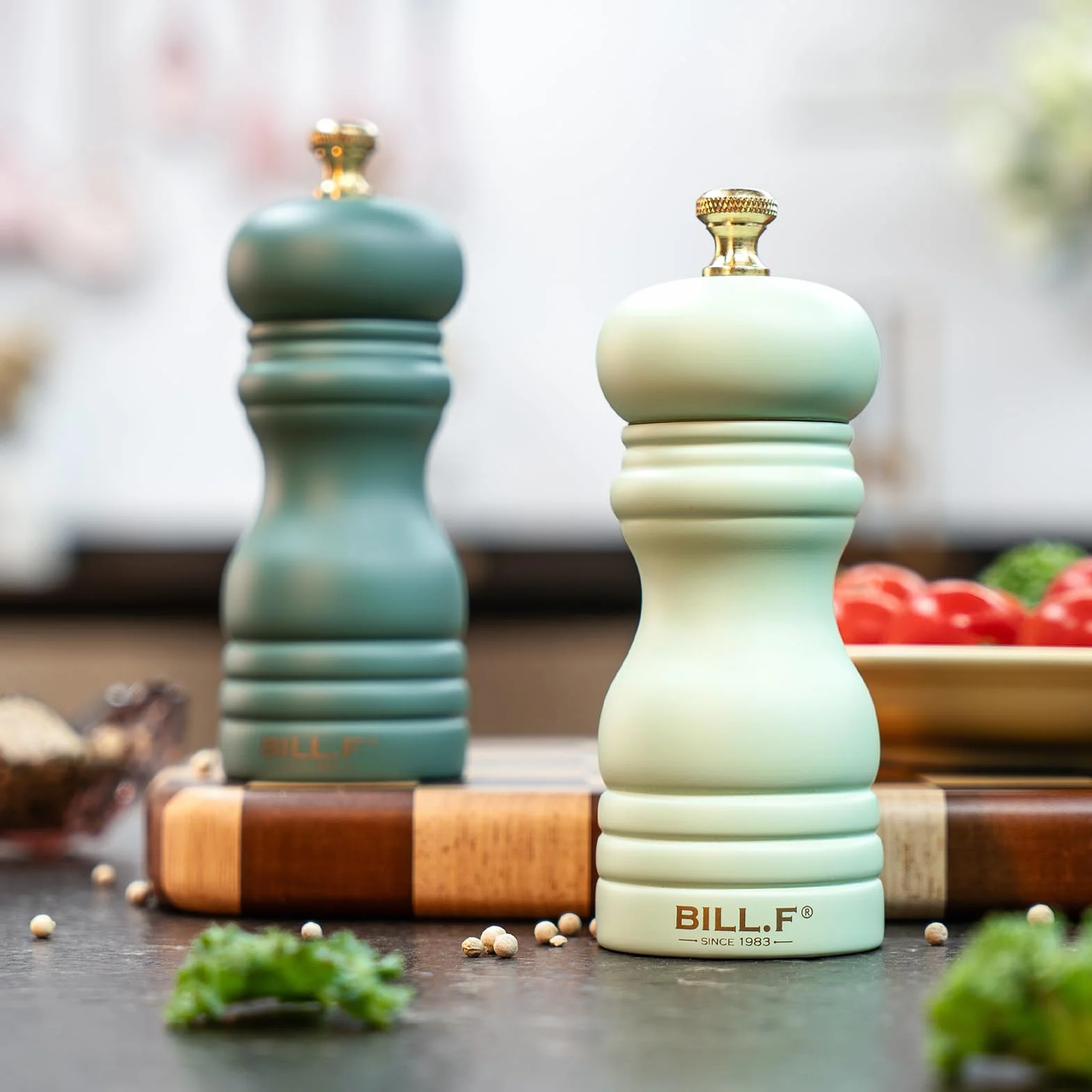 Bill.F Zestaw młynków do soli i pieprzu, drewniany młynek do pieprzu, ręczny młynek do soli, pieprzu, do wielokrotnego napełniania, 15 cm, z regulowanym ceramicznym wirnikiem szlifierskim, zestaw 2