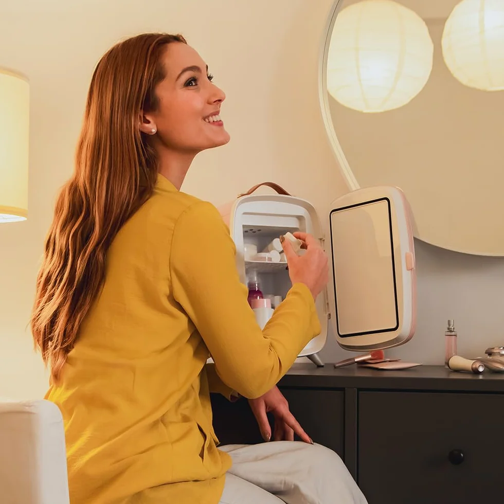 Cecotec Mini Lodówka Kosmetyczna 6L CoolingBeauty 6000 Mirror Rose. Mini lodówka z zewnętrznymi lustrzanymi drzwiami, LED Lud z 3 intensywnościami, chłodzenie do 10ºC