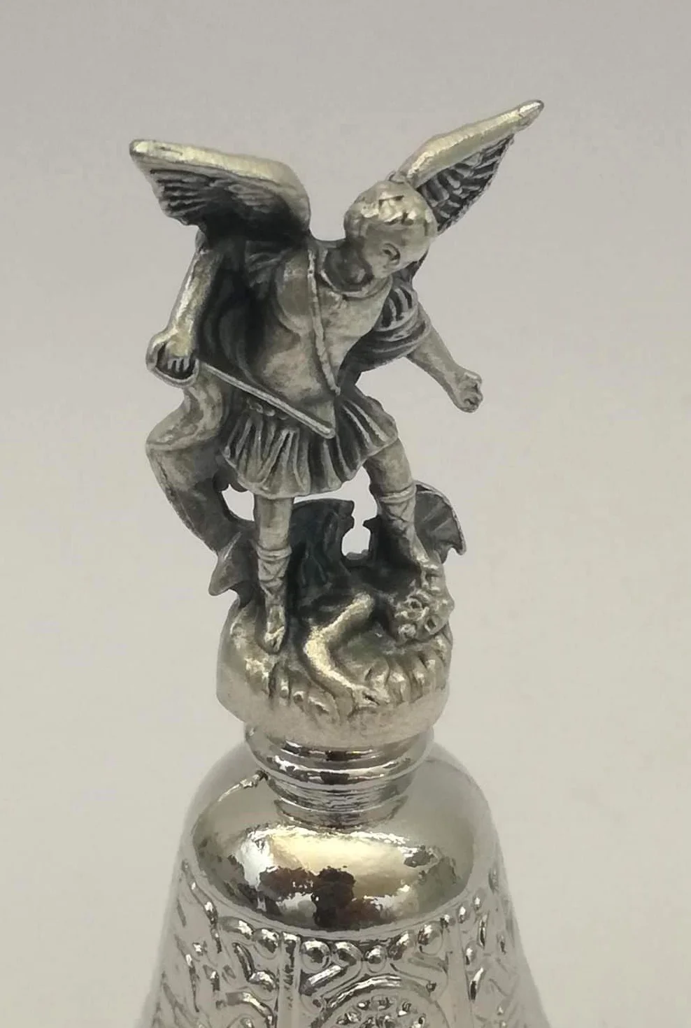 Dzwonek Liturgia - Statuetka Świętego Archanioła Michała - Anioł Stróż do ochrony przed demonami i złymi duchami - posrebrzany metal - wys. 7,5 cm