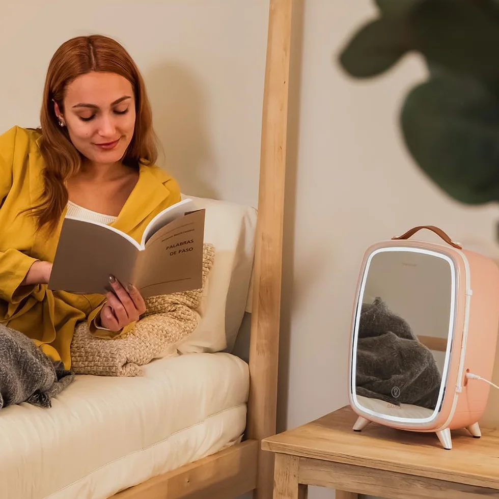 Cecotec Mini Lodówka Kosmetyczna 6L CoolingBeauty 6000 Mirror Rose. Mini lodówka z zewnętrznymi lustrzanymi drzwiami, LED Lud z 3 intensywnościami, chłodzenie do 10ºC