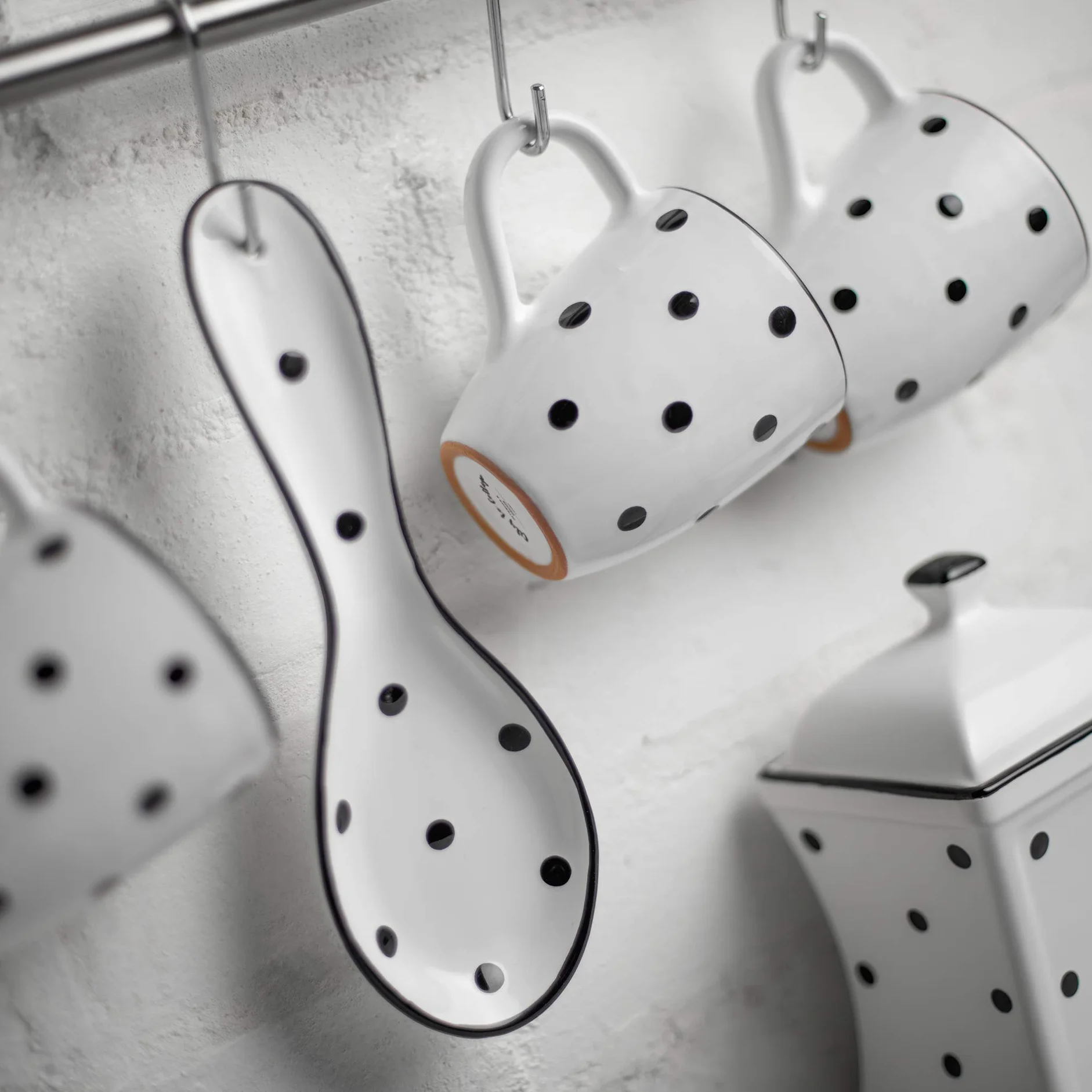 Ręcznie malowana ceramiczna podstawka pod łyżkę Biała i czarna w kropki Uchwyt na sztućce