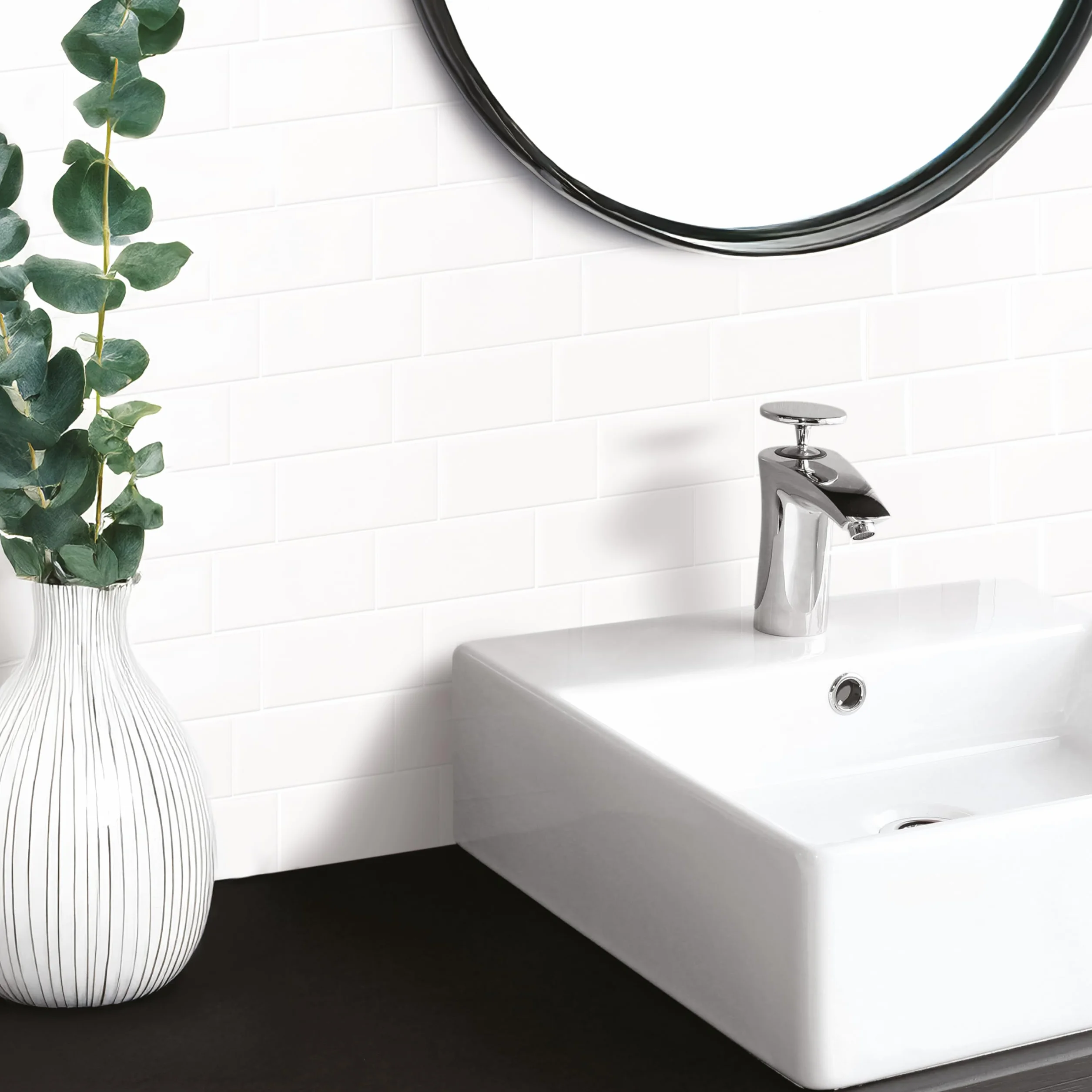 Smart Tiles Naklejki na płytki rozpryskowe - Metro White, samoprzylepne płytki ścienne, 5 paneli ściennych 29 x 21 cm, żaroodporne samoprzylepne tapety, wodoodporne płytki łazienkowe, wyprodukowano w