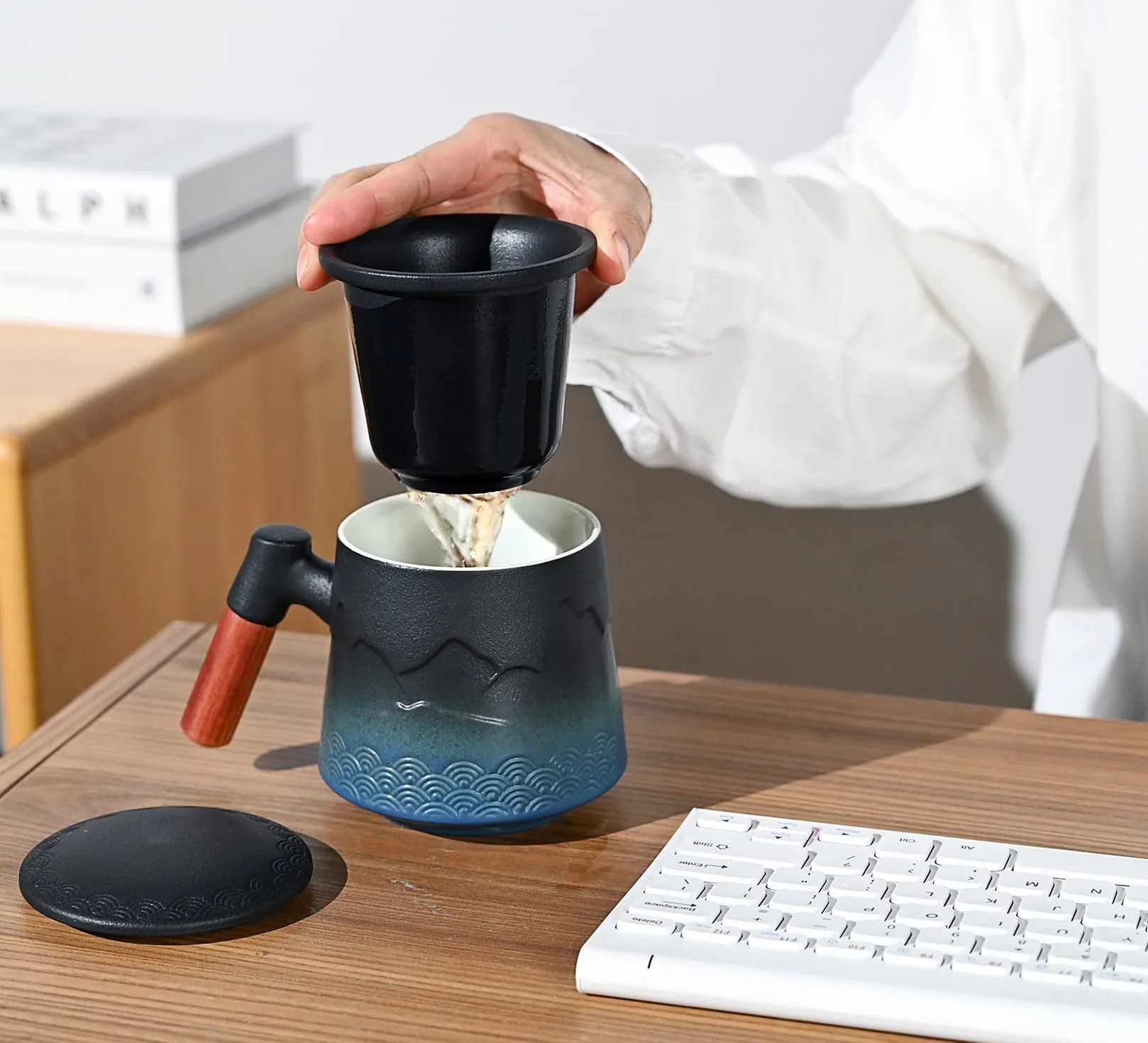 Filiżanka z zaparzaczem i pokrywką, kubek do herbaty stopniowej z zaparzaczem i drewnianym uchwytem, ceramiczny kubek do kawy z pokrywką herbata 430 ml / 15 uncji (gradient niebieski)
