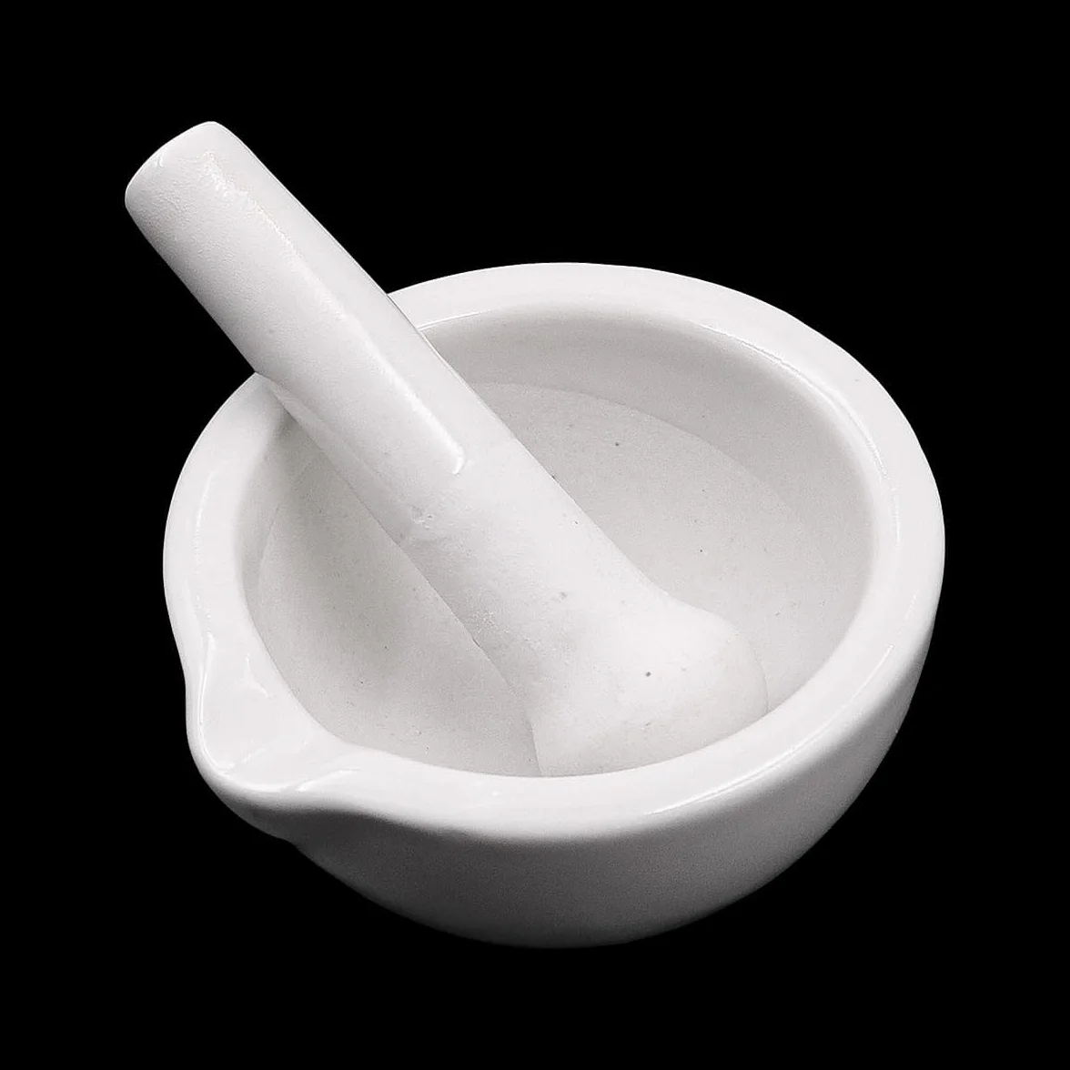 Biały mini zestaw tłuczków i moździerzy. Mały i kompaktowy porcelanowy moździerz i tłuczek o średnicy 8 cm, narzędzie kuchenne do mielenia przypraw