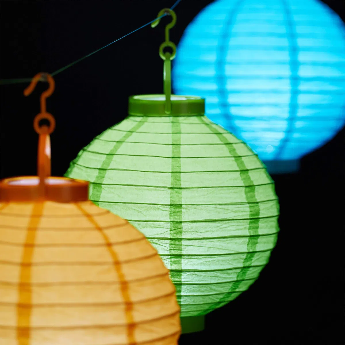 Relaxdays Kolorowe lampiony LED, 10 sztuk, zasilanie bateryjne, do użytku na zewnątrz i wewnątrz, do zawieszenia, papierowe latarnie Ø 20 cm, kolorowe
