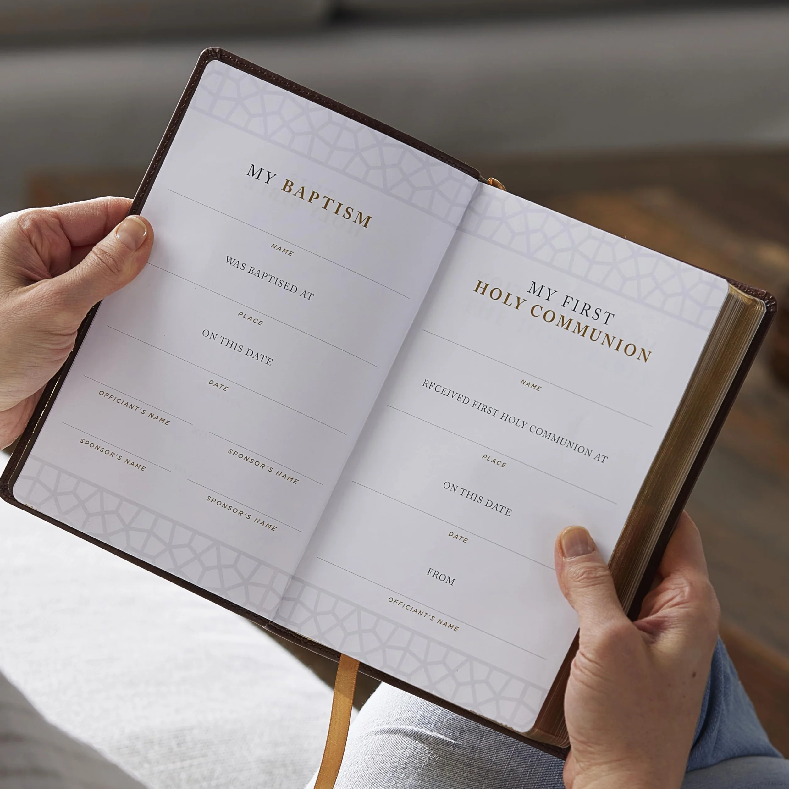 Nrsvce Sacraments of Initiation Catholic Bible, White Leathersoft, Comfort Print: New Revised Standard Version, White, Leathersoft, Catholic Commemorative Edition, Anglicised Text