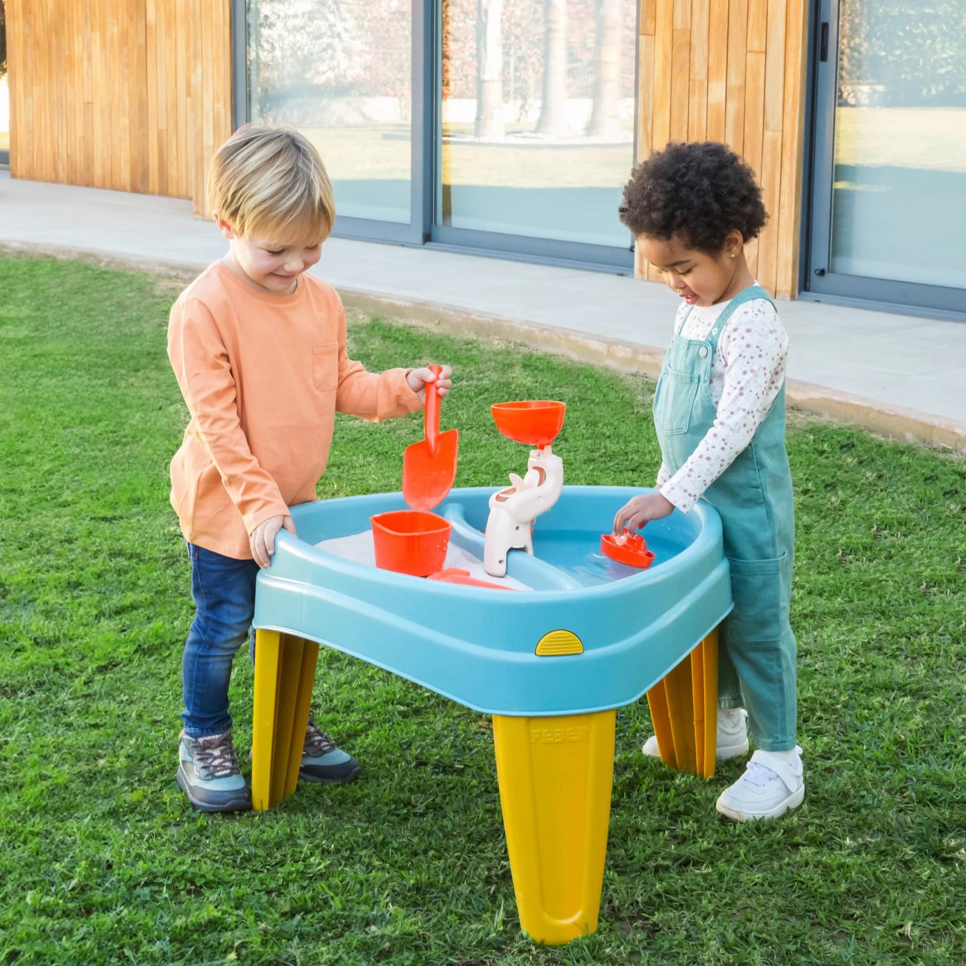 FEBER Casual Play Table, Stół do zabaw 3 w 1, Stolik dziecięcy do ogrodu zewnętrznego, 3 przegródki na wodę, piasek i rysunki, w zestawie akcesoria do gier, +2 lata, Famosa (FEU14000)