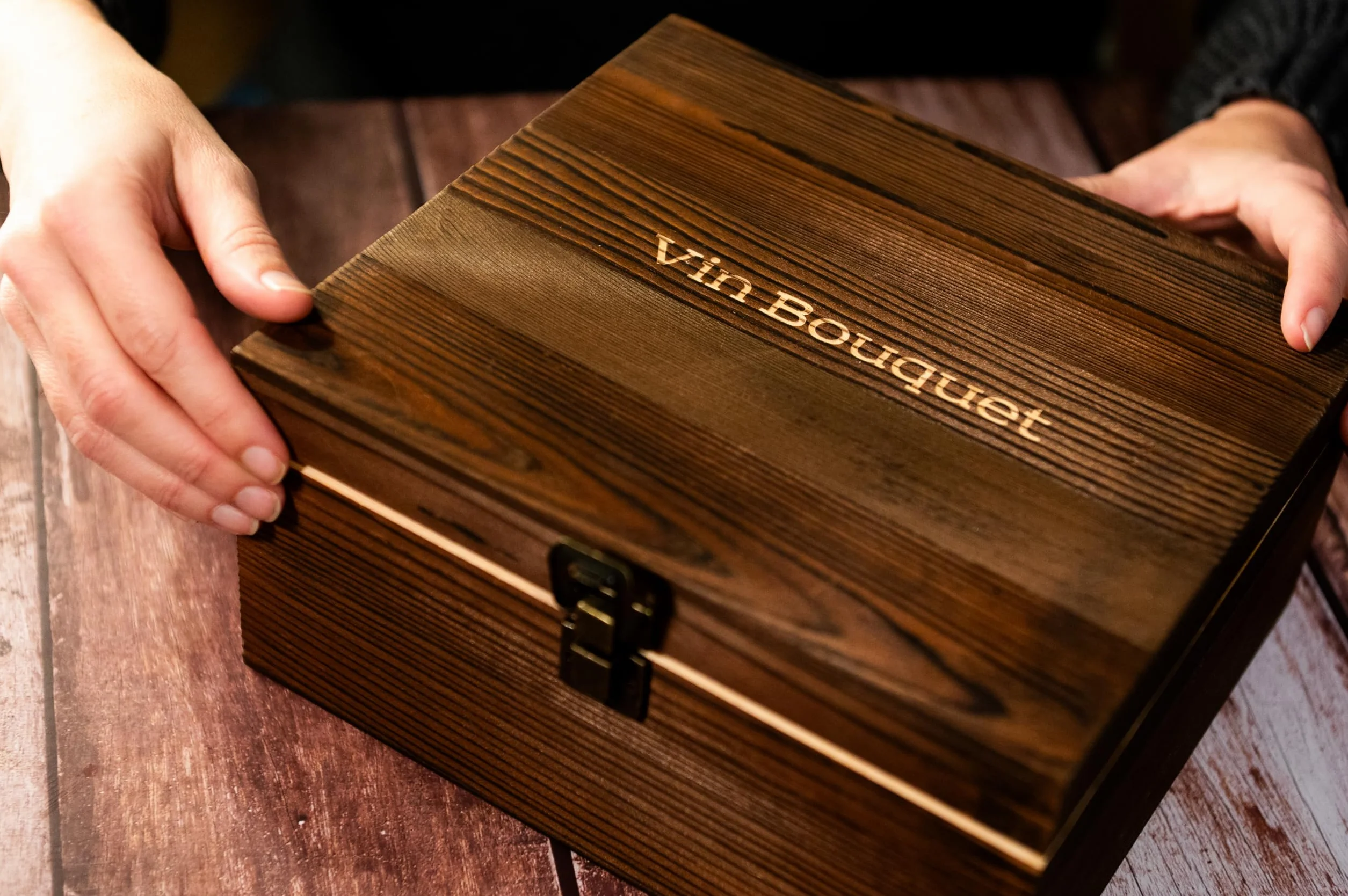 Vin Bouquet FIA 1366 zestaw do whisky drewniane pudełko z kamieniami chłodzącymi i szklankami akcesoria do whisky prezent