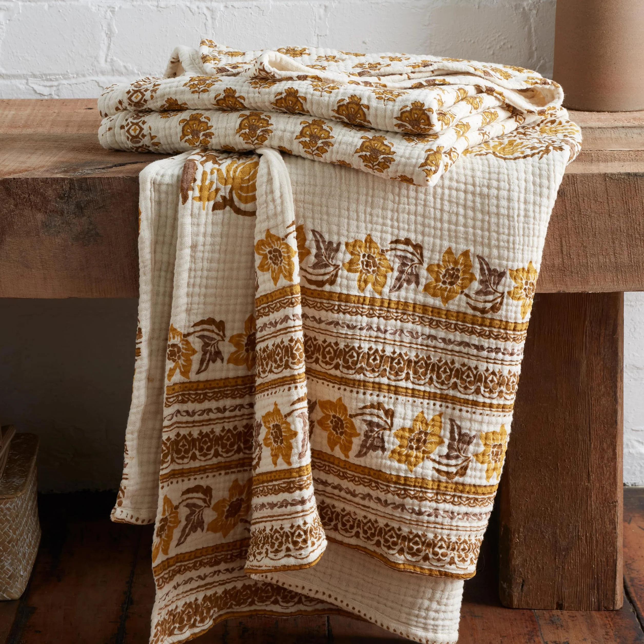 Pineapple Elephant Ines Floral Cotton Matelassé 130 x 170 cm Narzuta Żółta