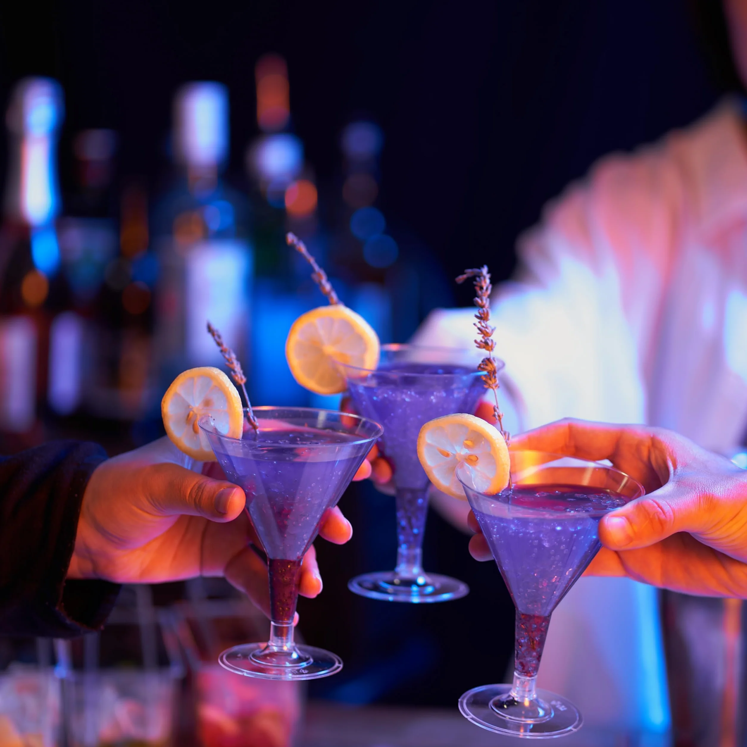 MATANA 48 Premium plastikowe kieliszki koktajlowe Martini ze złotym brokatem (210 ml) - eleganckie i wielokrotnego użytku - Manhattan, Margarita, Cosmopolitan, Desery, wesela, urodziny, imprezy
