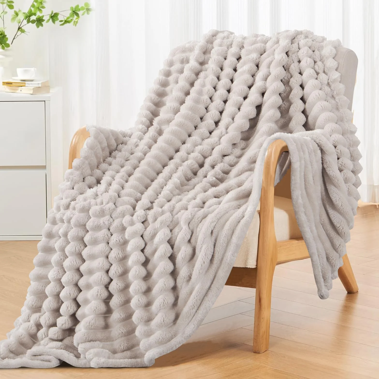 RUIKASI Koc polarowy, 150 x 200 cm, narzuta na łóżko 90 cm, duży koc na sofę, bardzo miękki i ciepły, beżowy, 100% mikrofibra, koc flanelowy