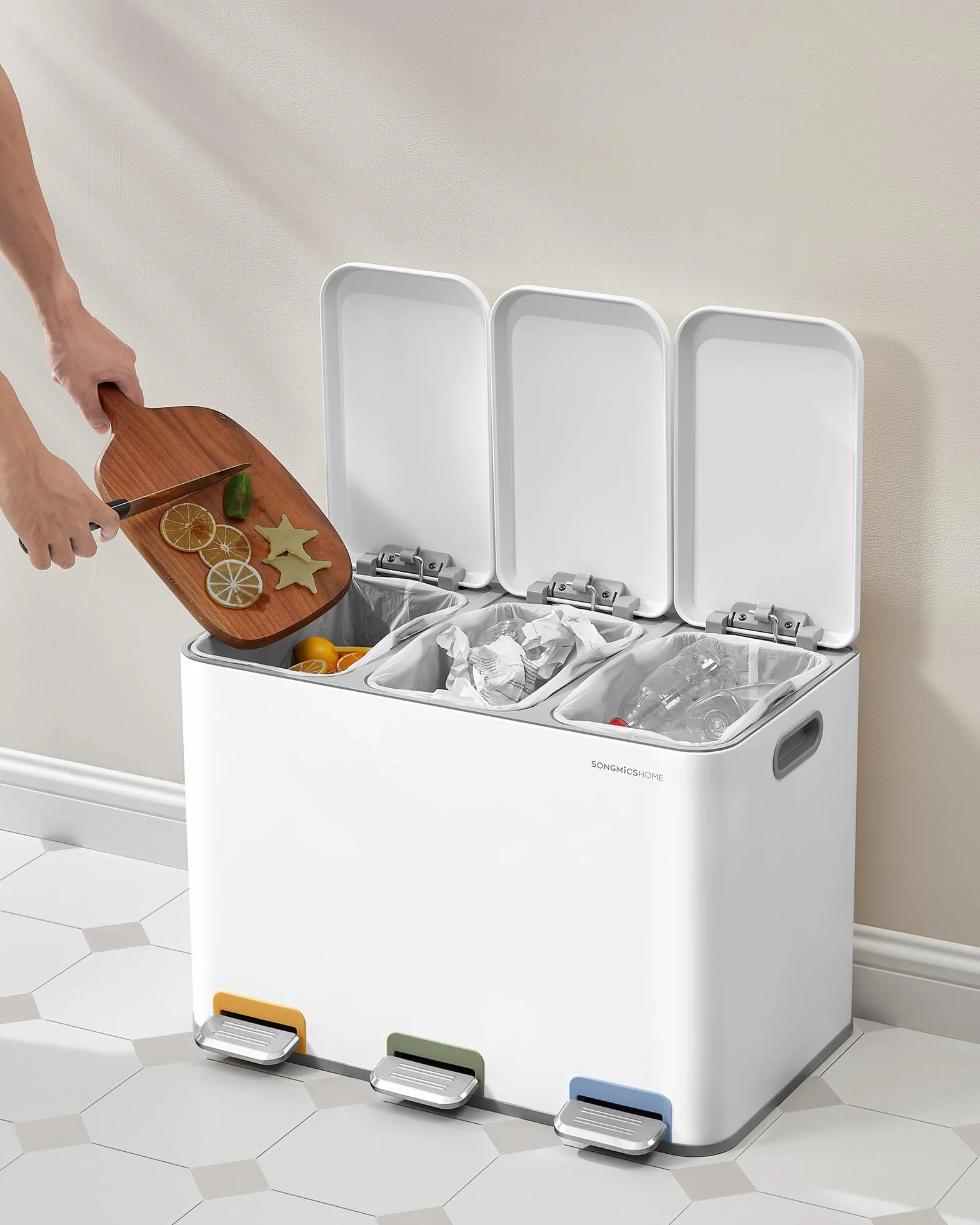 SONGMICS HOME Potrójny kosz kuchenny, 15 l, z kolorowymi pedałami, systemem oddzielania odpadów, pokrywkami i wewnętrznymi wiaderkami, stal, Cloud White LTB740W02V1