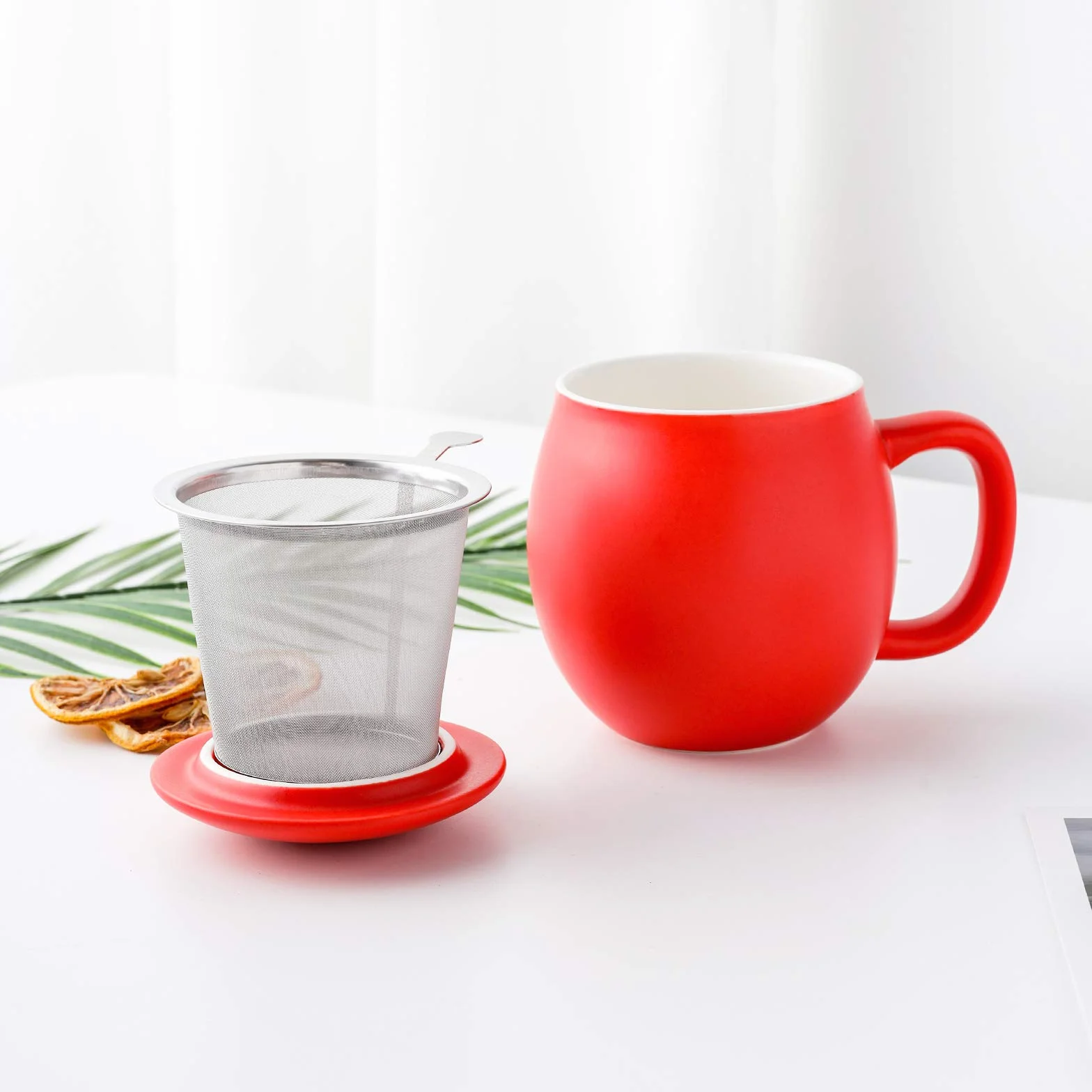 Yundu Porcelanowa filiżanka do herbaty 355 ml z zaparzaczem i pokrywką, kubek z pokrywką do stromenia, matowa czerwień