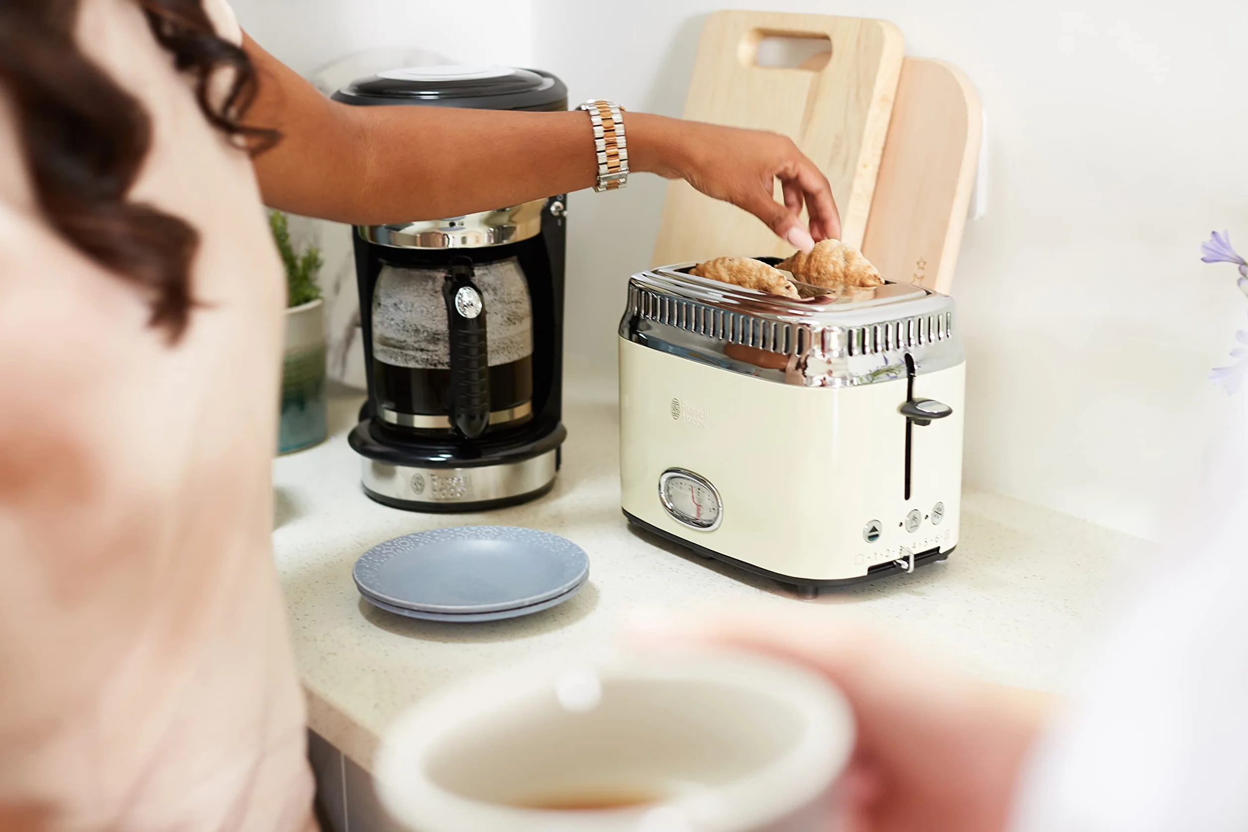 Russell Hobbs toster, szerokie otwory, regulacja stopnia pieczenia, funkcja podnoszenia tostów, funkcja rozmrażania, wskaźnik temperatury, tacka na okruchy, moc 1300W, kremowy, Retro Vintage 21682-56