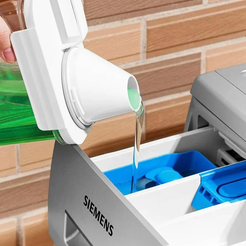 POJEMNIK ORGANIZER ŁAZIENKOWY NA PROSZEK DO PRANIA PŁYN DO PŁUKANIA DETERGENTY ZAMYKANY PRZEZROCZYSTY PUDEŁKO Z UCHWYTEM I MIARKĄ 1800ml