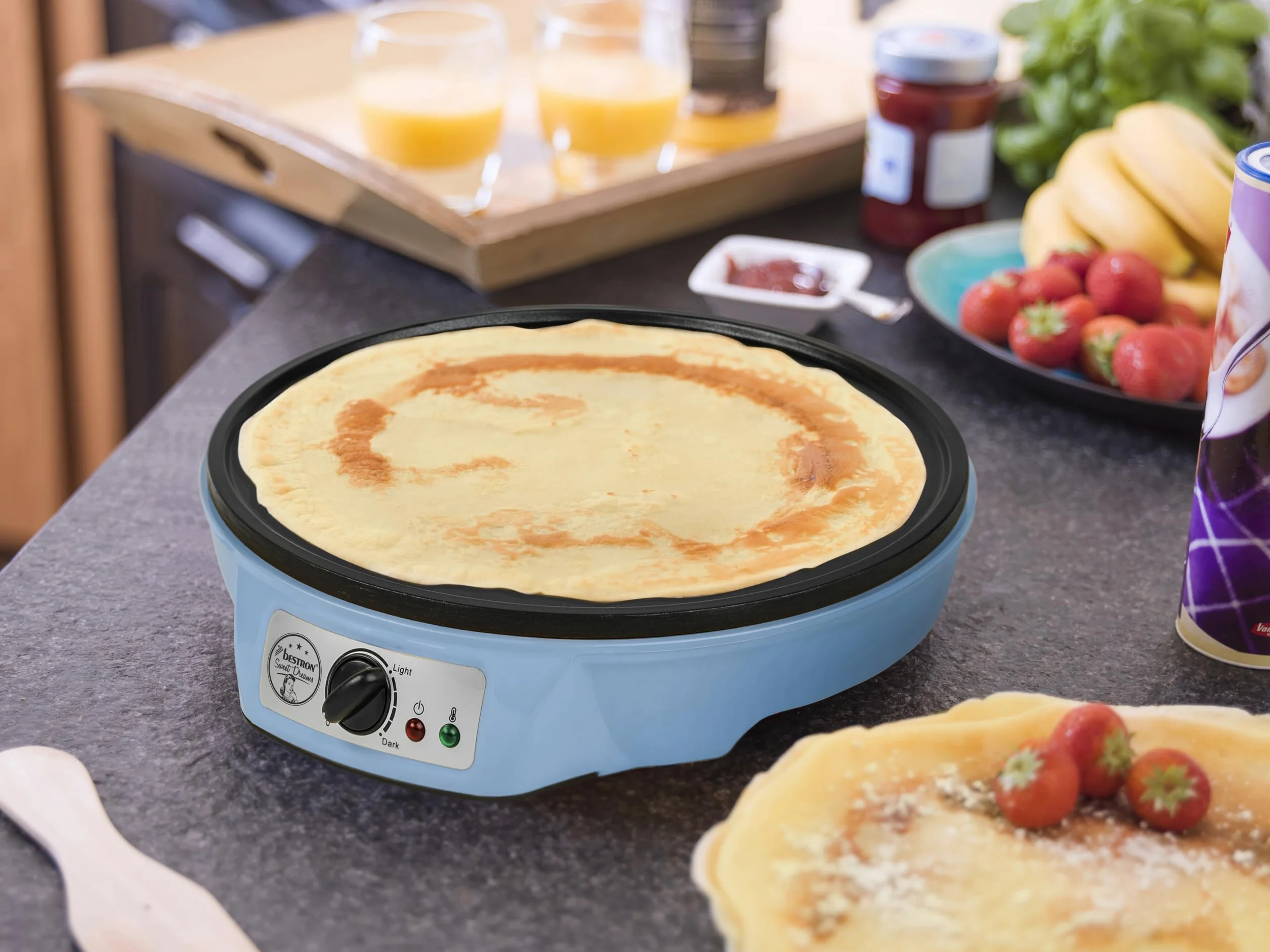 Bestron Crepes Maker, Urządzenie do robienia naleśników o średnicy 30 cm, w komplecie Rozdzielacz do ciasta i łopatka do przewracania naleśników, z powłoką nieprzywierającą, Kolor: Niebieski