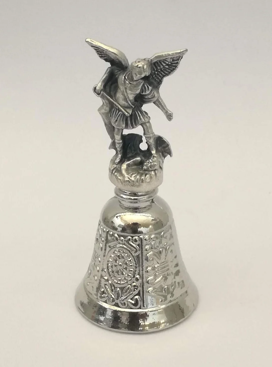 Dzwonek Liturgia - Statuetka Świętego Archanioła Michała - Anioł Stróż do ochrony przed demonami i złymi duchami - posrebrzany metal - wys. 7,5 cm