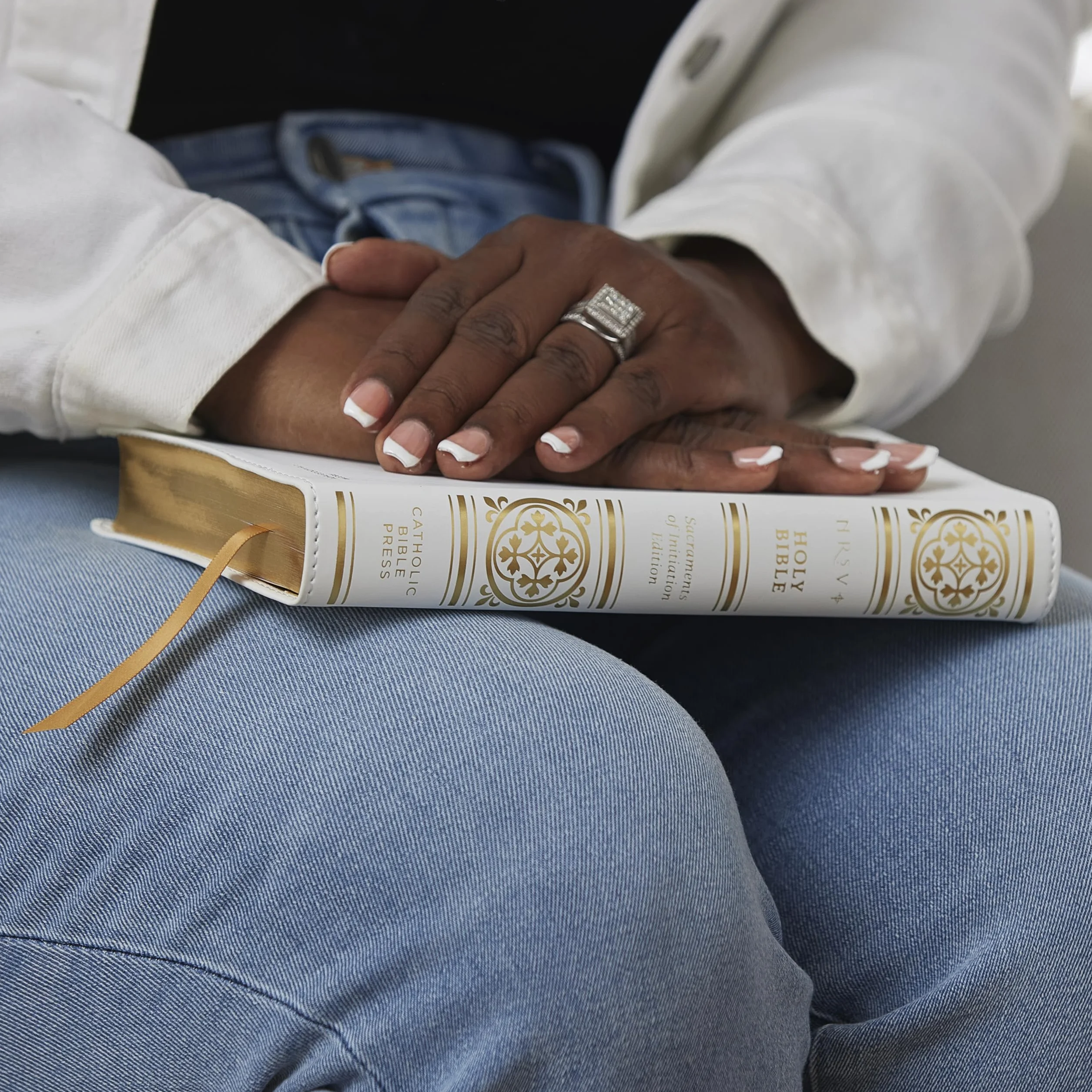 Nrsvce Sacraments of Initiation Catholic Bible, White Leathersoft, Comfort Print: New Revised Standard Version, White, Leathersoft, Catholic Commemorative Edition, Anglicised Text