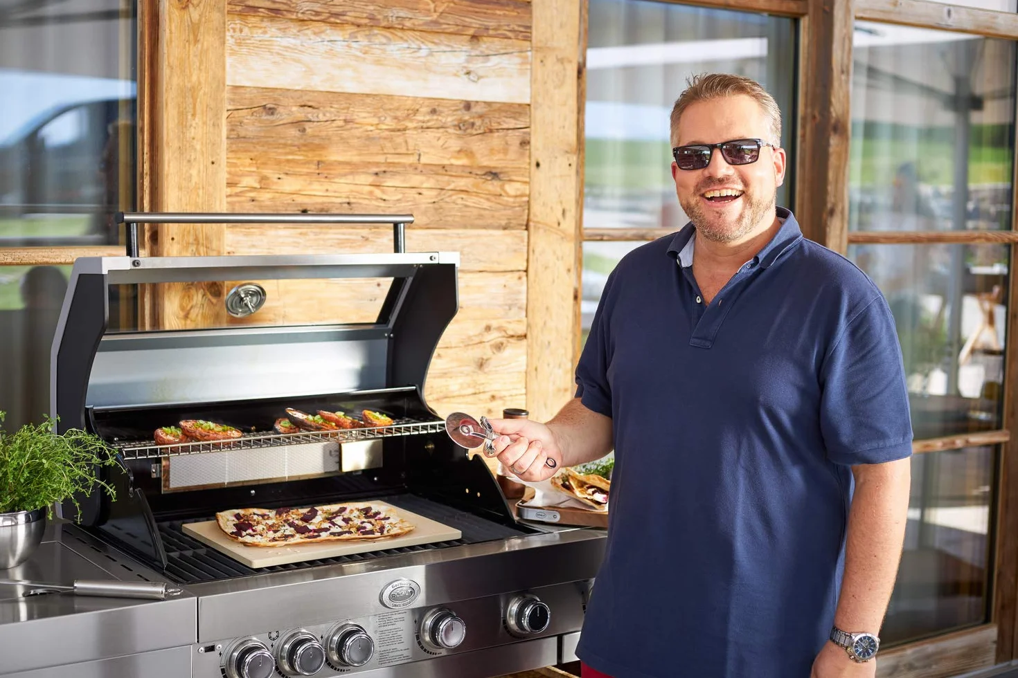 RÖSLE Nóż do pizzy, wysokiej jakości nóż do pizzy ze stabilnym kółkiem, obustronnie szlifowane ostrze, ochrona dłoni, stal nierdzewna 18/10