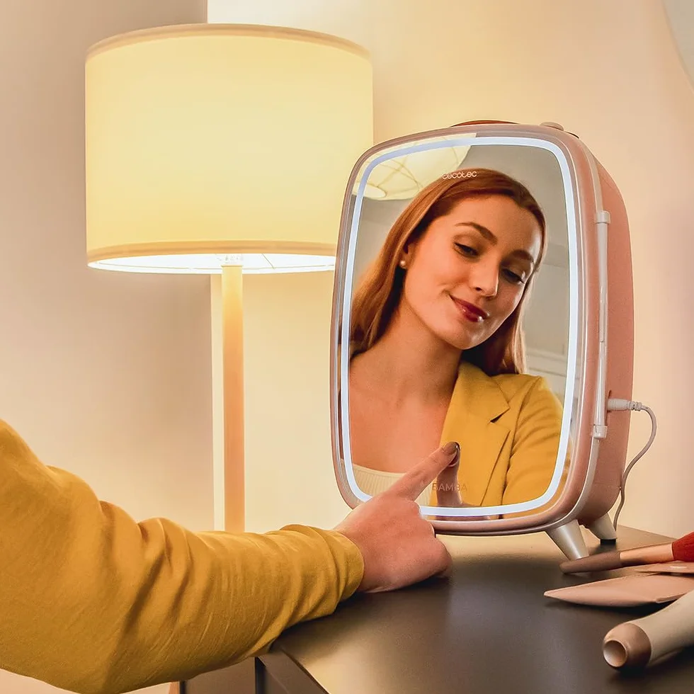 Cecotec Mini Lodówka Kosmetyczna 6L CoolingBeauty 6000 Mirror Rose. Mini lodówka z zewnętrznymi lustrzanymi drzwiami, LED Lud z 3 intensywnościami, chłodzenie do 10ºC