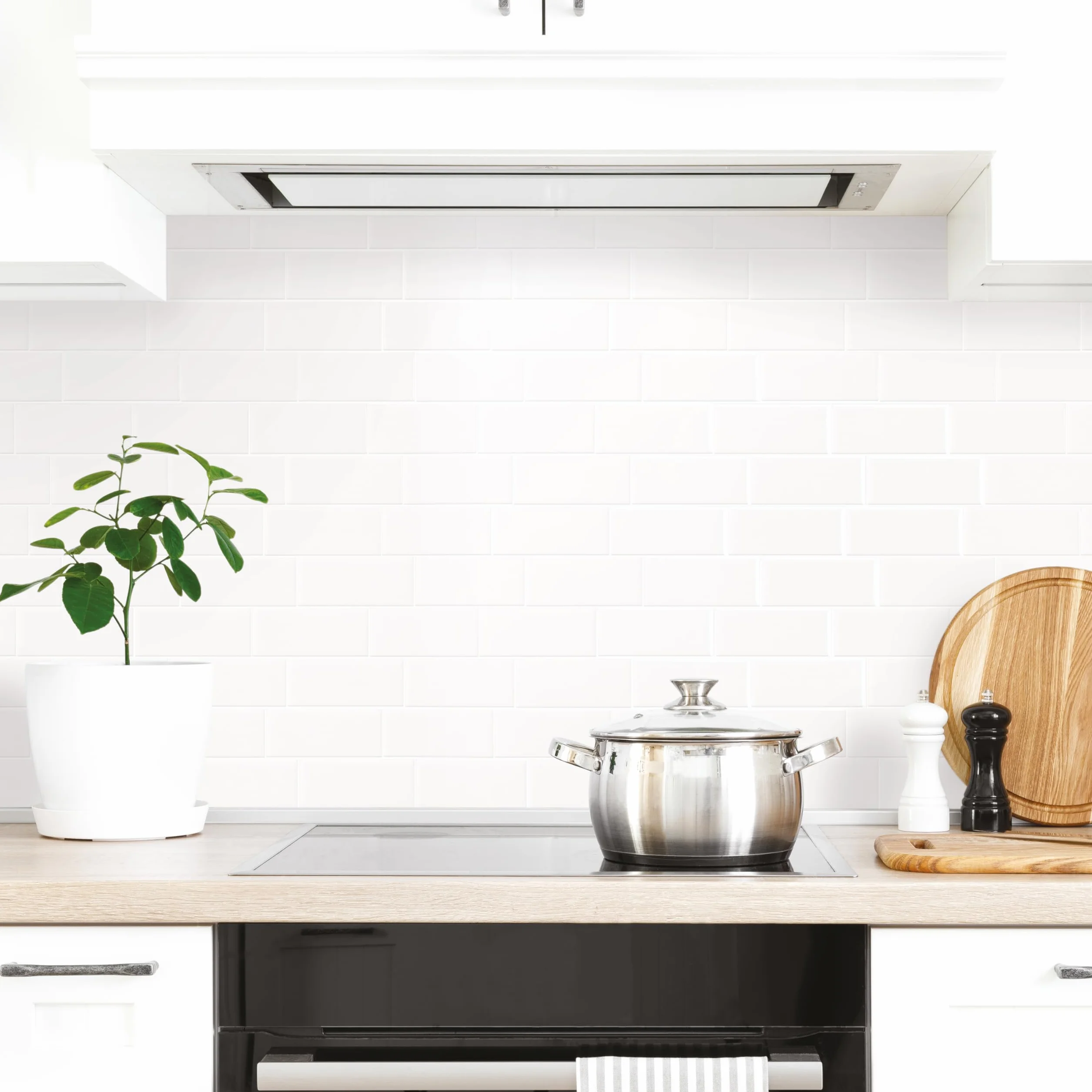 Smart Tiles Naklejki na płytki rozpryskowe - Metro White, samoprzylepne płytki ścienne, 5 paneli ściennych 29 x 21 cm, żaroodporne samoprzylepne tapety, wodoodporne płytki łazienkowe, wyprodukowano w