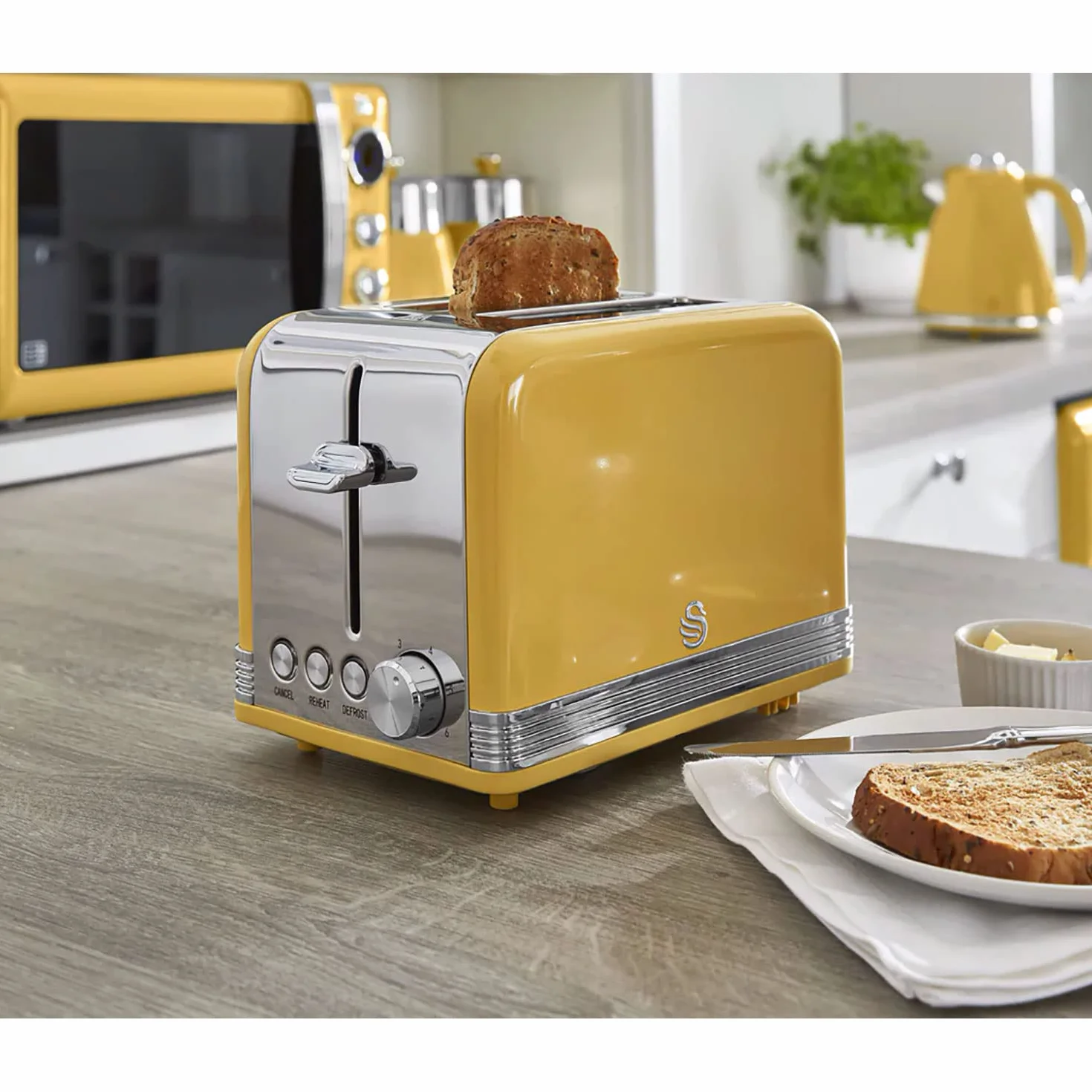 Swan Retro zestaw śniadaniowy czajnik na wodę 1,8 l, szeroka szczelinowa toster chleb 2 plasterki, cyfrowa kuchenka mikrofalowa 20 l, 6 poziomów mocy, timer, drzwi lustrzane, wzór vintage, żółty,