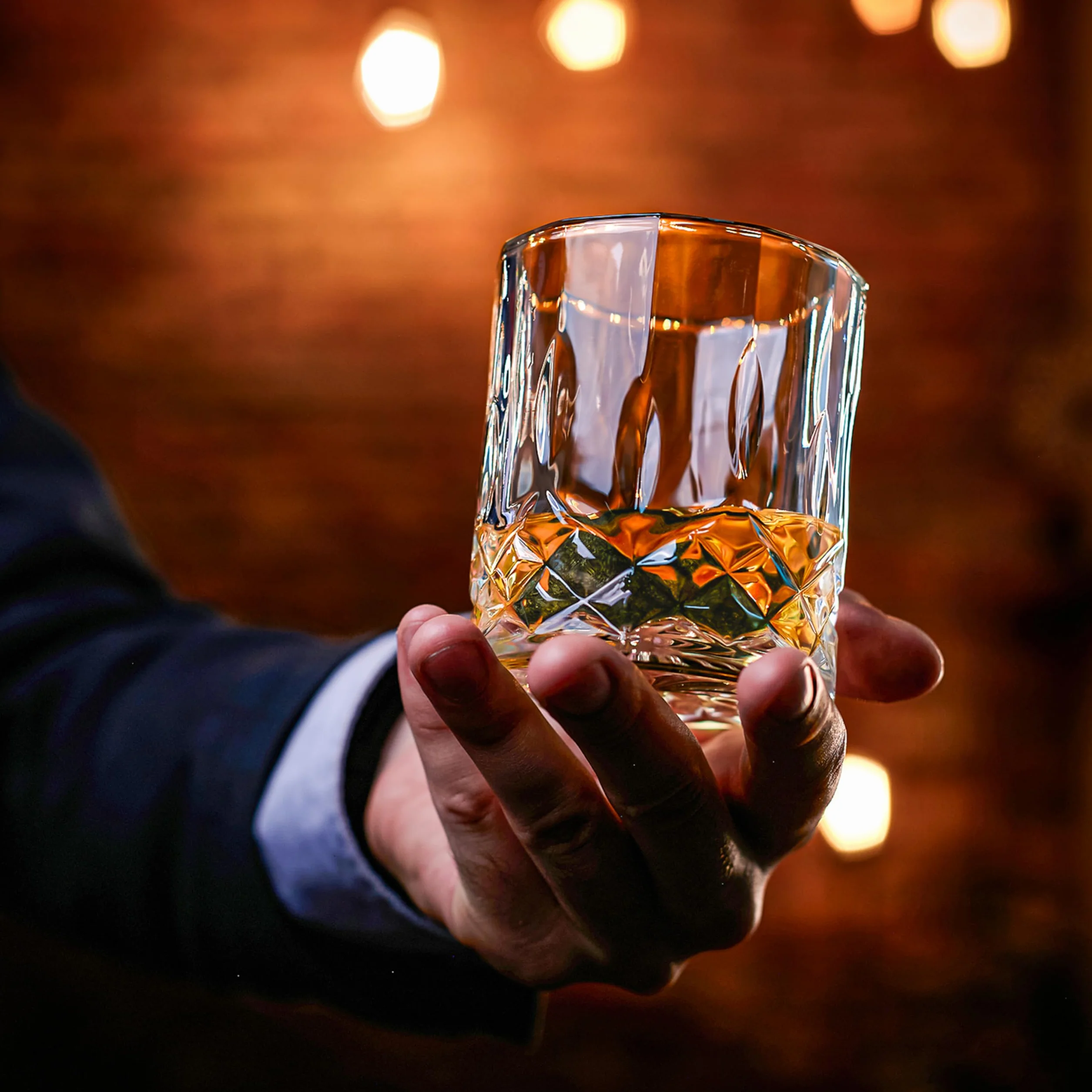 WHISISKEY Zestaw Szklanki do Whisky - Zestaw Prezentowy Whisky - Szklanek do Whiskey - Prezenty dla Mężczyzn - Pudełko Prezentowe, 1 Szklanki na Whisky 310ML, 4 Kamienie do Whisky, Akcesoria