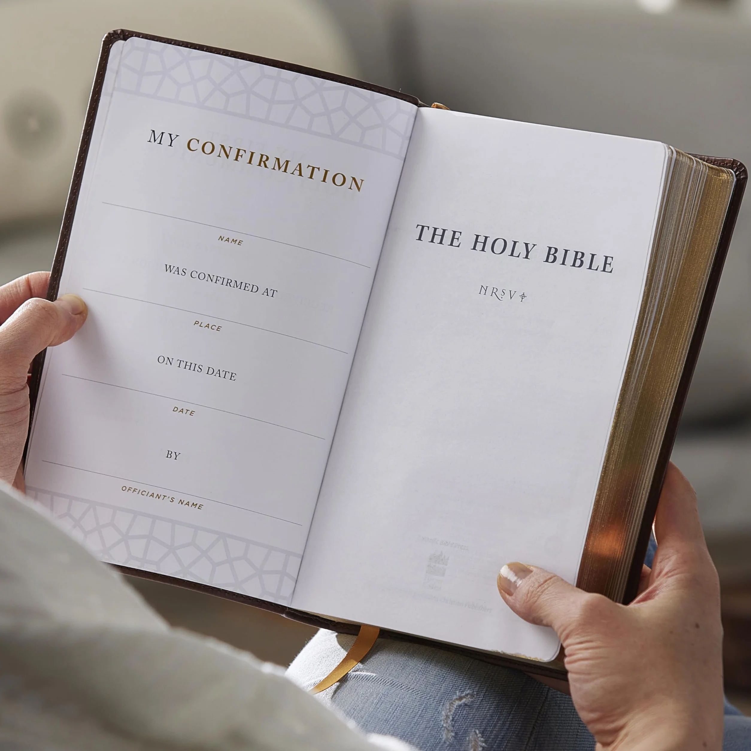 Nrsvce Sacraments of Initiation Catholic Bible, White Leathersoft, Comfort Print: New Revised Standard Version, White, Leathersoft, Catholic Commemorative Edition, Anglicised Text