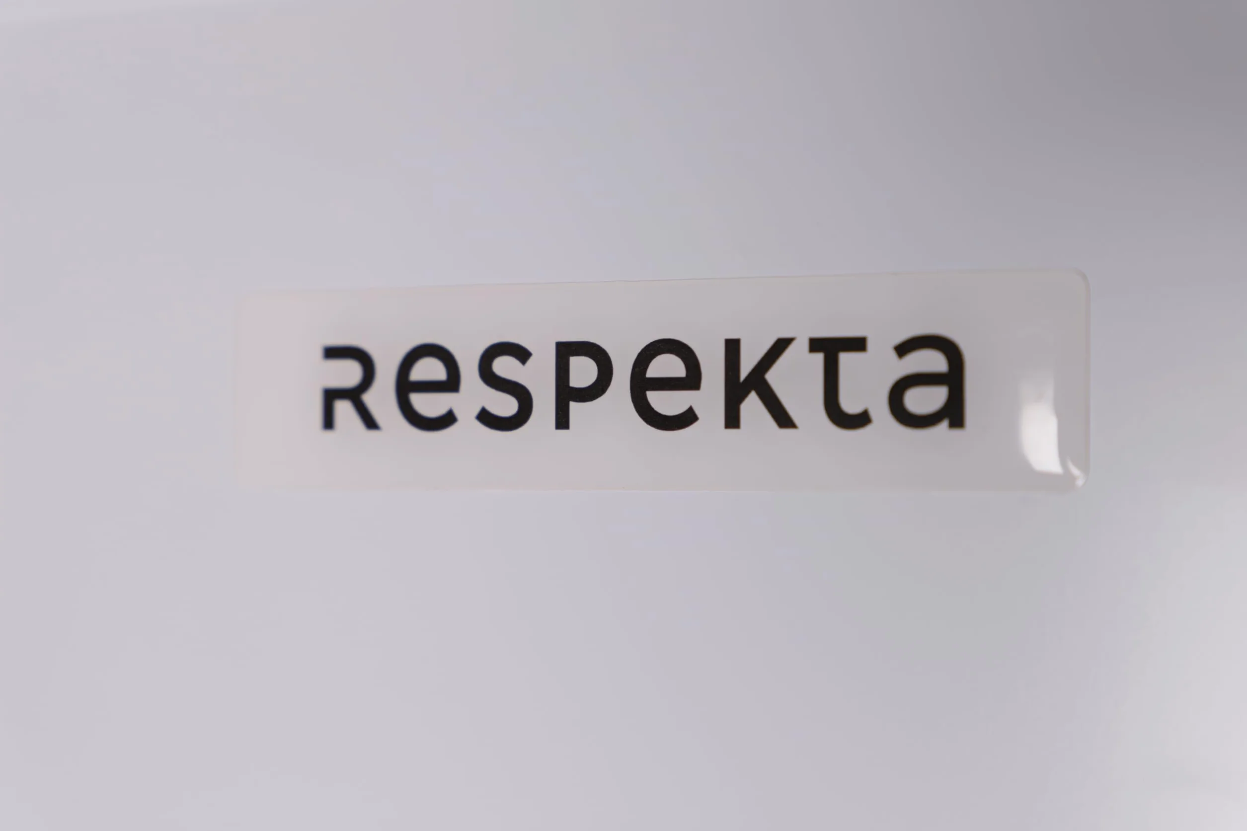 Respekta lodówka podblatowa z zamrażalnikiem / 82 cm wys. / 47,5 cm szer. / 81 L pojemności/wymienne zawiasy drzwi/zabezpieczenie przed przegrzaniem/regulowane nóżki / KSU50-11/39 dB/biała