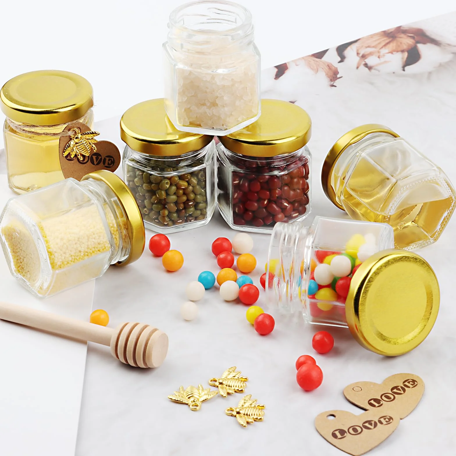 20pcs 45ml Mini sześciokątne słoiki z miodem z drewnianymi łyżkami, miód szklane słoiki z pokrywką, wisiorki pszczół, etykiety z papieru pakowego, mini słoiki ślubne prezenty gościnne, baby shower