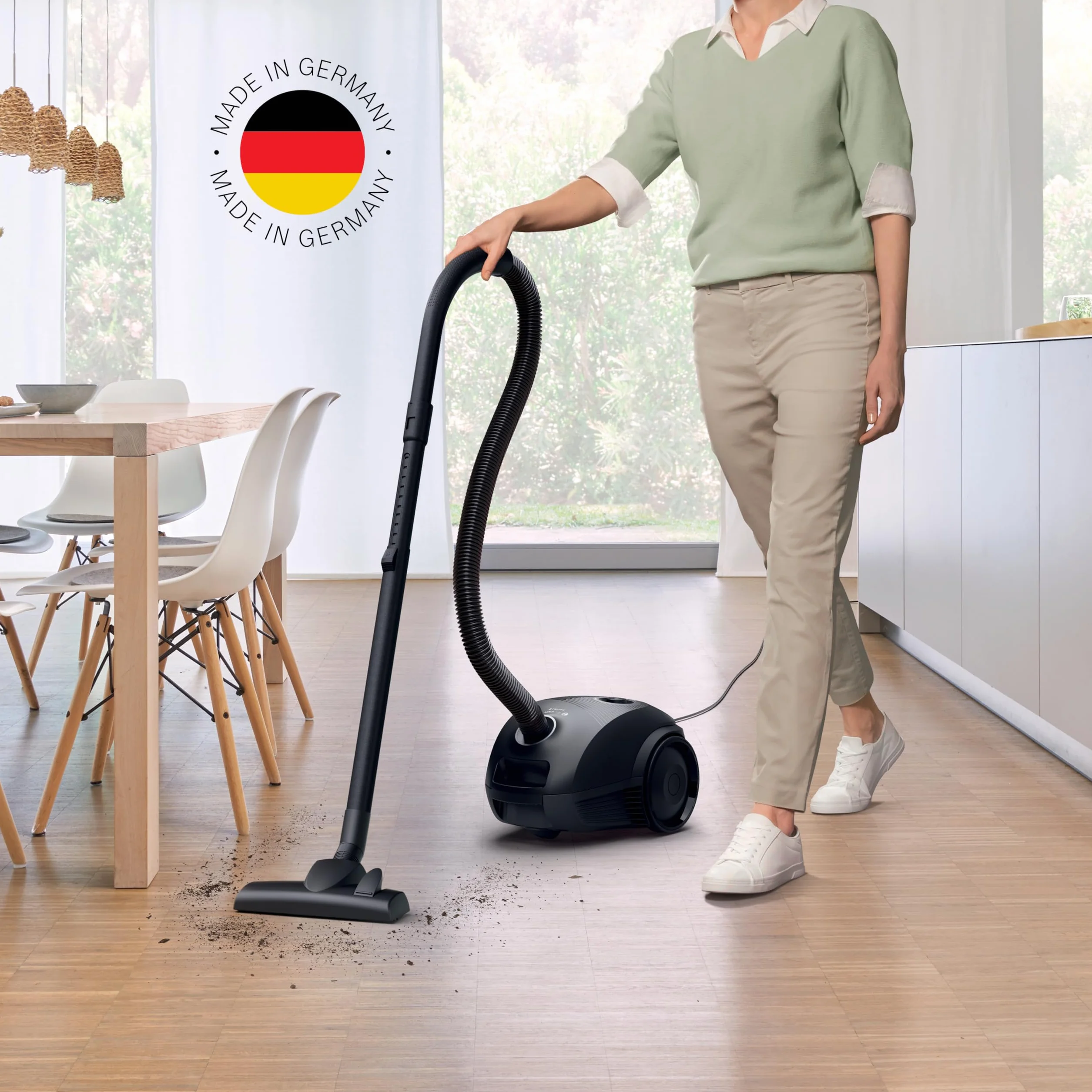 Bosch, odkurzacz workowy, Seria 2 - kompaktowy, lekki, filtr higieniczny, pojemność worka na kurz 3,5 l, ssawka do tapicerki, ssawka szczelinowa, czarny, BGBS2LB1