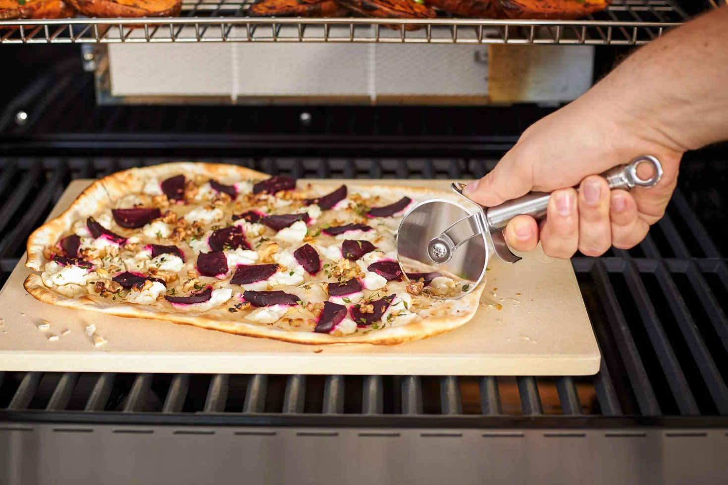 RÖSLE Nóż do pizzy, wysokiej jakości nóż do pizzy ze stabilnym kółkiem, obustronnie szlifowane ostrze, ochrona dłoni, stal nierdzewna 18/10