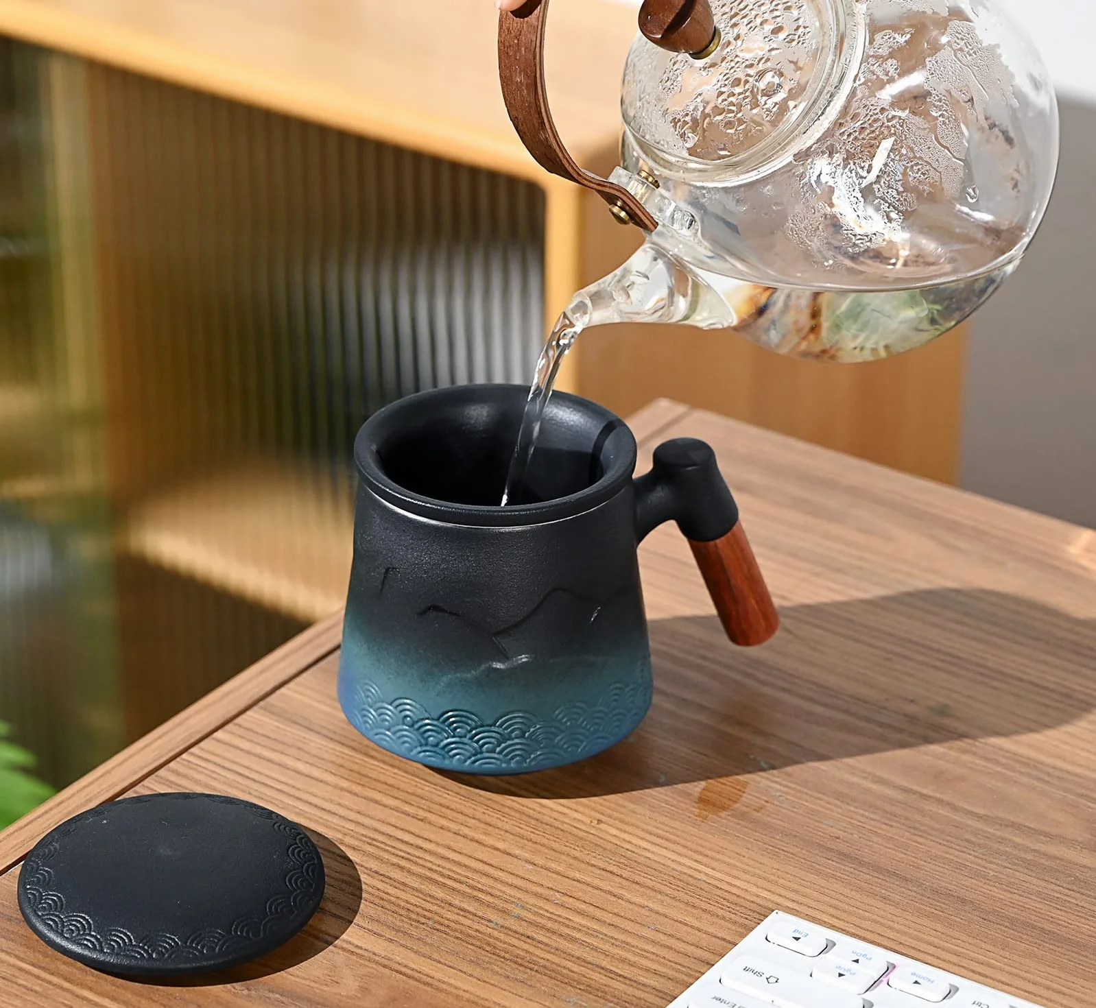 Filiżanka z zaparzaczem i pokrywką, kubek do herbaty stopniowej z zaparzaczem i drewnianym uchwytem, ceramiczny kubek do kawy z pokrywką herbata 430 ml / 15 uncji (gradient niebieski)