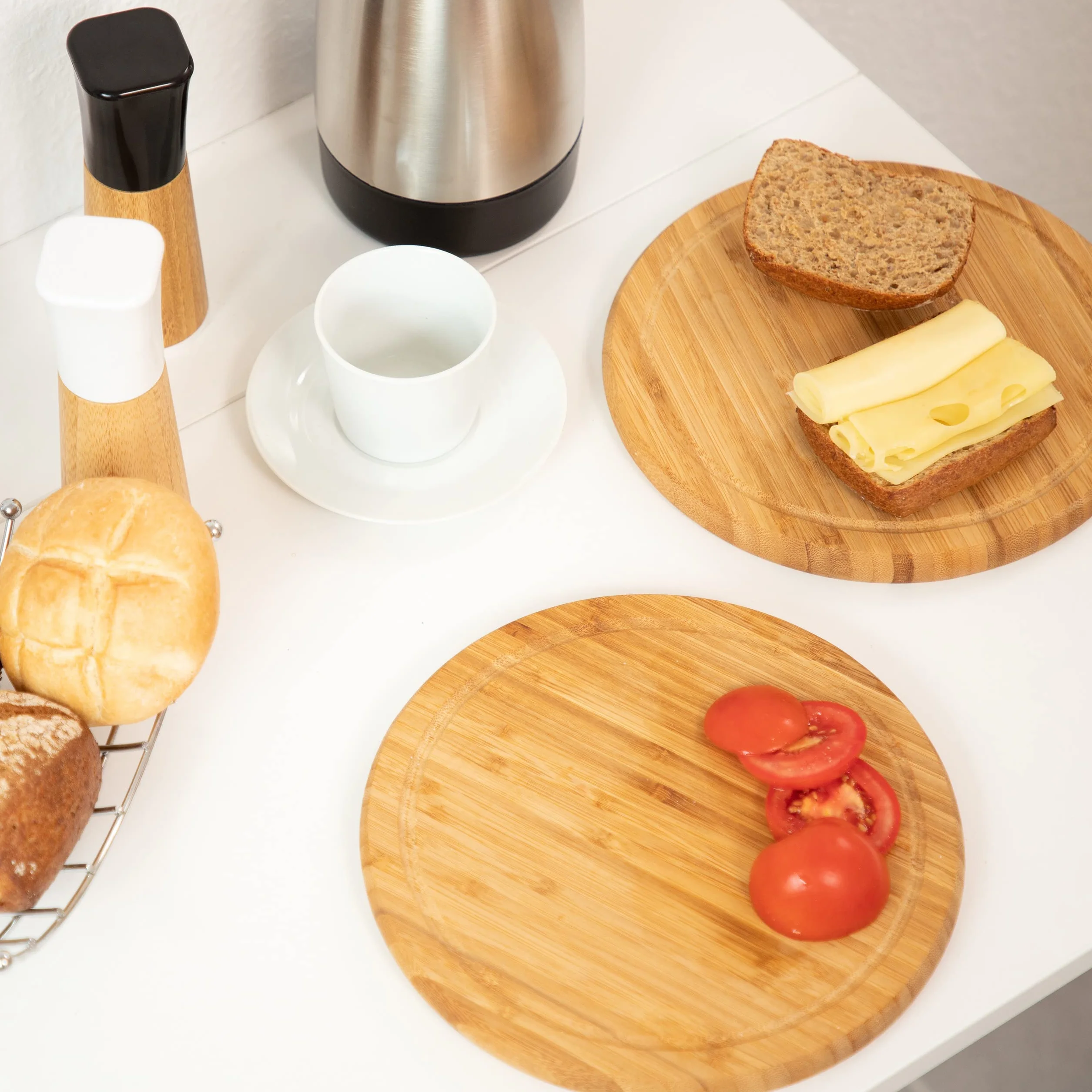 Relaxdays okrągła deska do krojenia w zestawie 2 szt., bambusowa, 25 cm, deska kuchenna, łatwa do czyszczenia, drewniana