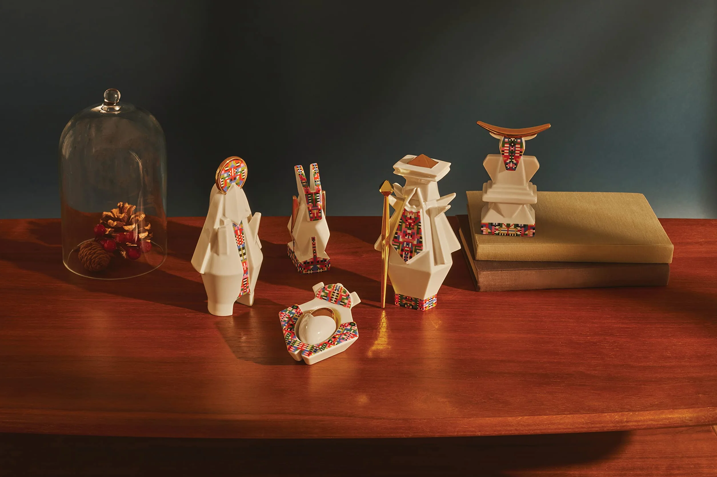 Elena Salmistraro Alessi Jesus ESA05 1 - Figurka Dzieciątka Jezus do szopki w porcelanie z ręcznie nakładanymi naklejkami i szczegółami z 24-karatowego złota, wielokolorowa