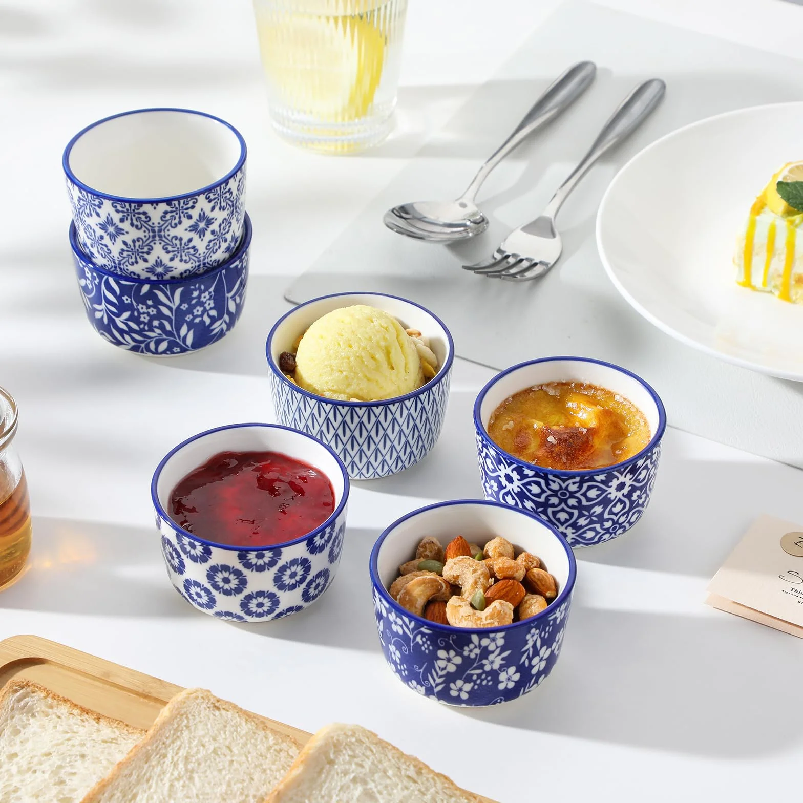 vancasso Selene Mini ceramiczne Ramekins, zestaw 6 sztuk, nadają się do piekarnika, do kremów brûlée, sufletów, deserów, ręcznie wykonanych niebiesko-białych wzorów