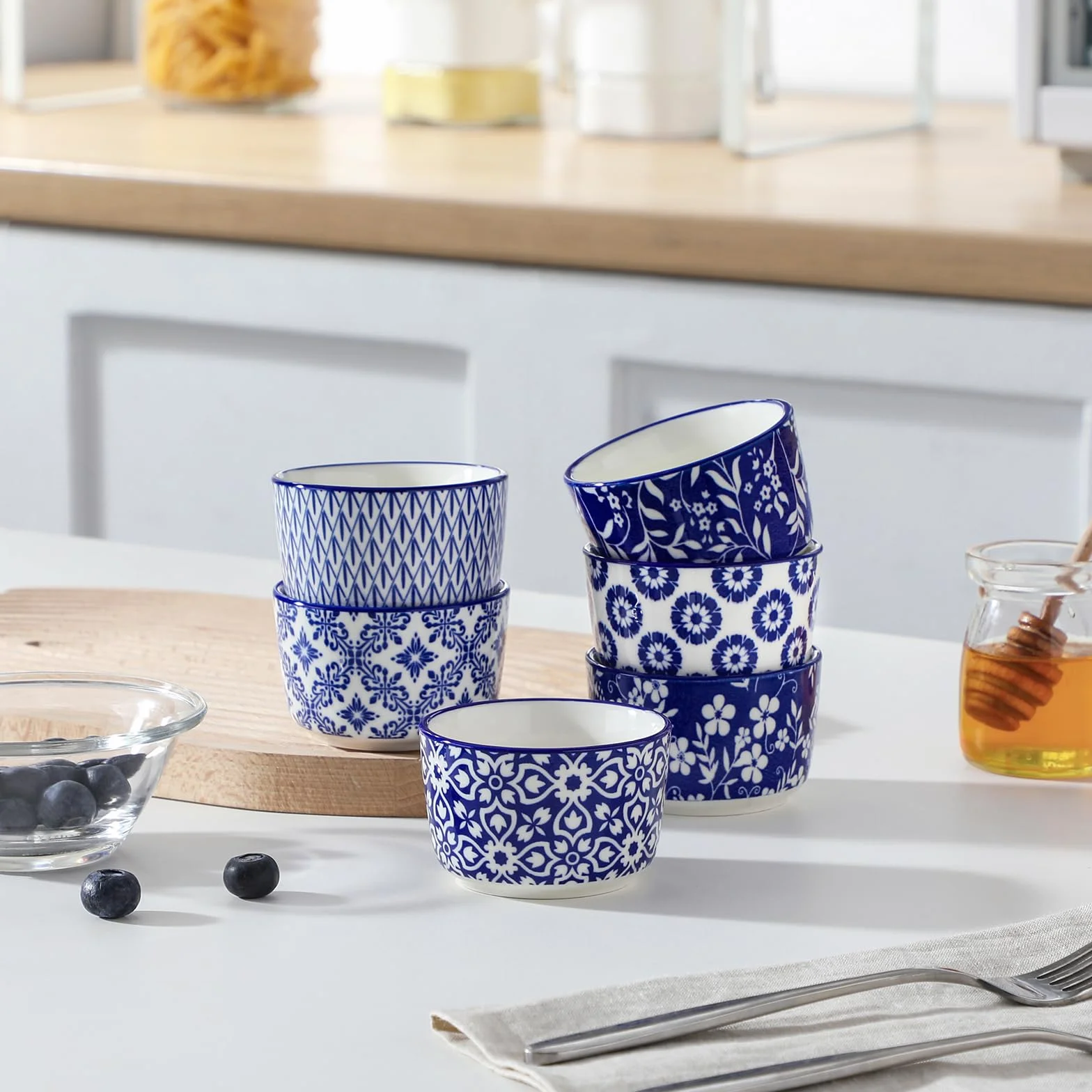 vancasso Selene Mini ceramiczne Ramekins, zestaw 6 sztuk, nadają się do piekarnika, do kremów brûlée, sufletów, deserów, ręcznie wykonanych niebiesko-białych wzorów
