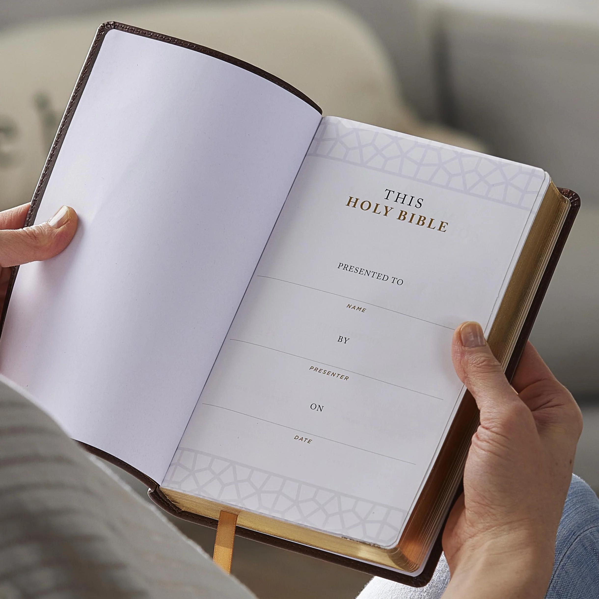Nrsvce Sacraments of Initiation Catholic Bible, White Leathersoft, Comfort Print: New Revised Standard Version, White, Leathersoft, Catholic Commemorative Edition, Anglicised Text