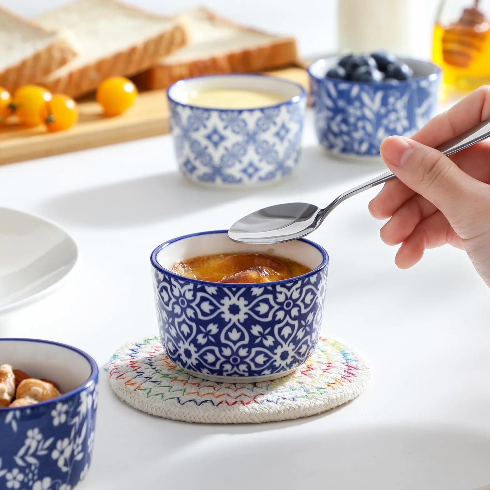 vancasso Selene Mini ceramiczne Ramekins, zestaw 6 sztuk, nadają się do piekarnika, do kremów brûlée, sufletów, deserów, ręcznie wykonanych niebiesko-białych wzorów